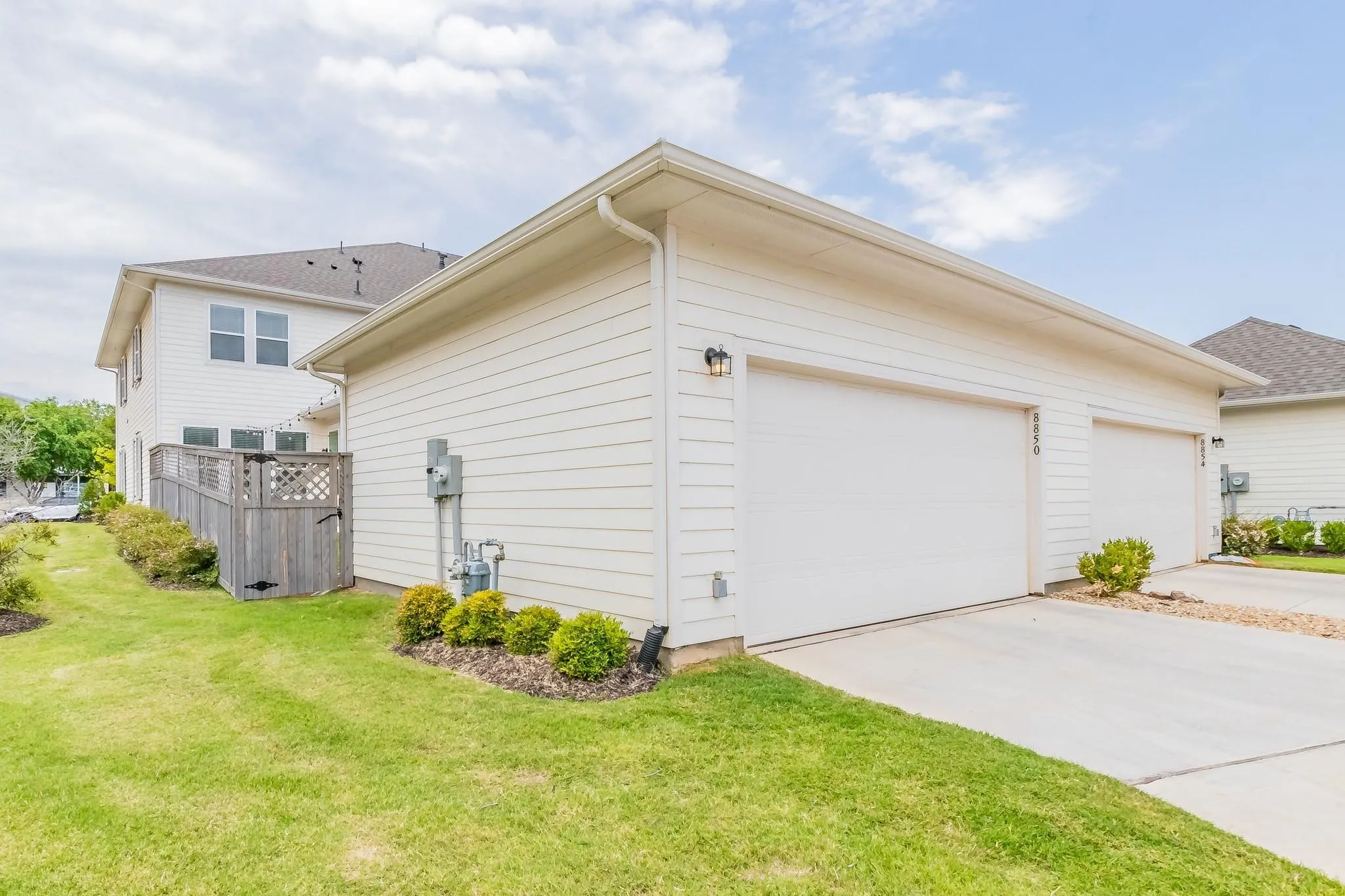 Townhouse For Sale in Tarrant County , 8850 Ice House Drive, North Richland Hills, Texas 76180, 3 Bedroom, 3 Bathroom, 2 Garage spaces, 2,220 Sqft, built in 2019, mls#21395893, Real Estate Agent in North Richland Hills, Homes For Sale in Tarrant county, Homes For Sale in North Richland Hills, Realtor in North Richland Hills Texas, Real Estate Brokerage Independent Realty Texas, Luminita Cordes Realtor