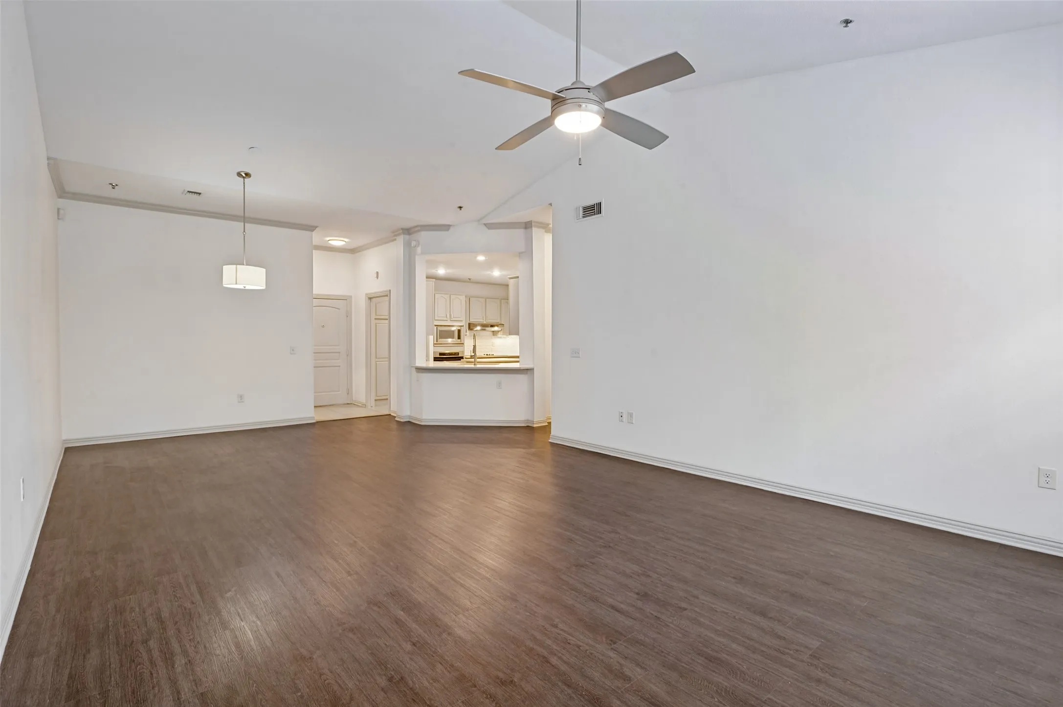 Apartment For Rent in Dallas County , 4201 Lomo Alto Drive 316, Highland Park, Texas 75219, 2 Bedroom, 2 Bathroom, 2 Garage spaces, 1,501 Sqft, built in 2000, mls#21396756, Real Estate Agent in Highland Park, Homes For Rent in Dallas county, Homes For Rent in Highland Park, Realtor in Highland Park Texas, Real Estate Brokerage Independent Realty Texas, Luminita Cordes Realtor