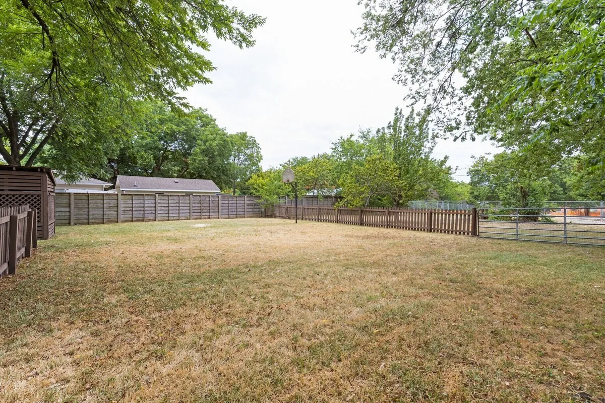 Single Family Residence For Sale in Collin County , 1101 N Waddill Street, Mc Kinney, Texas 75069, 2 Bedroom, 2 Bathroom, Garage spaces, 1,164 Sqft, built in 1945, mls#21396760, Real Estate Agent in Mc Kinney, Homes For Sale in Collin county, Homes For Sale in Mc Kinney, Realtor in Mc Kinney Texas, Real Estate Brokerage Independent Realty Texas, Luminita Cordes Realtor