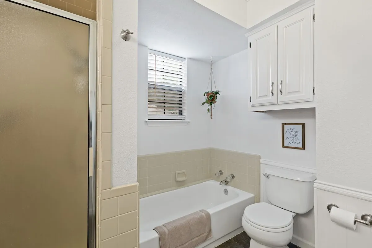 Single Family Residence For Sale in Collin County , 1101 N Waddill Street, Mc Kinney, Texas 75069, 2 Bedroom, 2 Bathroom, Garage spaces, 1,164 Sqft, built in 1945, mls#21396760, Real Estate Agent in Mc Kinney, Homes For Sale in Collin county, Homes For Sale in Mc Kinney, Realtor in Mc Kinney Texas, Real Estate Brokerage Independent Realty Texas, Luminita Cordes Realtor