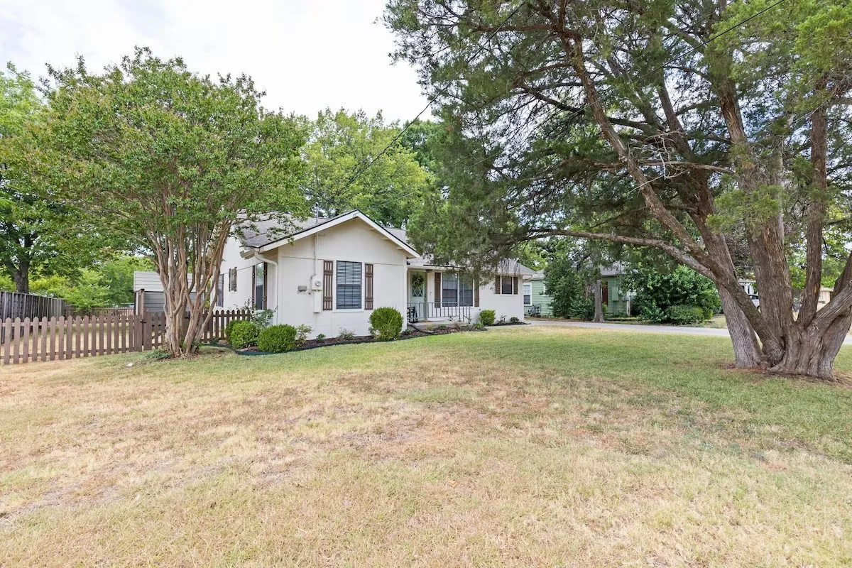 Single Family Residence For Sale in Collin County , 1101 N Waddill Street, Mc Kinney, Texas 75069, 2 Bedroom, 2 Bathroom, Garage spaces, 1,164 Sqft, built in 1945, mls#21396760, Real Estate Agent in Mc Kinney, Homes For Sale in Collin county, Homes For Sale in Mc Kinney, Realtor in Mc Kinney Texas, Real Estate Brokerage Independent Realty Texas, Luminita Cordes Realtor