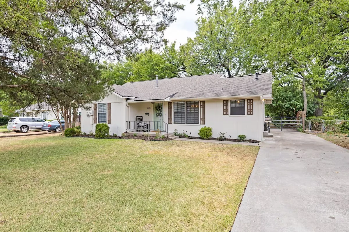 Single Family Residence For Sale in Collin County , 1101 N Waddill Street, Mc Kinney, Texas 75069, 2 Bedroom, 2 Bathroom, Garage spaces, 1,164 Sqft, built in 1945, mls#21396760, Real Estate Agent in Mc Kinney, Homes For Sale in Collin county, Homes For Sale in Mc Kinney, Realtor in Mc Kinney Texas, Real Estate Brokerage Independent Realty Texas, Luminita Cordes Realtor