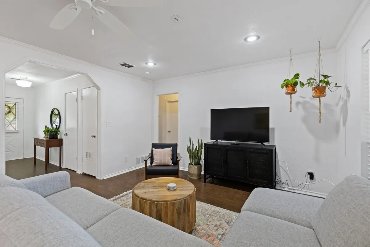 Single Family Residence For Sale in Collin County , 1101 N Waddill Street, Mc Kinney, Texas 75069, 2 Bedroom, 2 Bathroom, Garage spaces, 1,164 Sqft, built in 1945, mls#21396760, Real Estate Agent in Mc Kinney, Homes For Sale in Collin county, Homes For Sale in Mc Kinney, Realtor in Mc Kinney Texas, Real Estate Brokerage Independent Realty Texas, Luminita Cordes Realtor