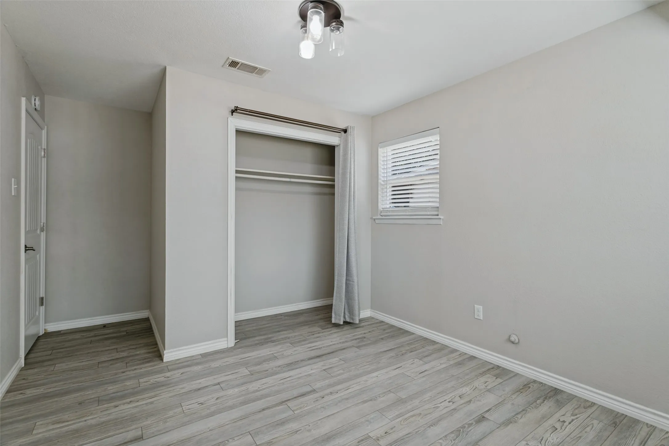 Single Family Residence For Sale in Tarrant County , 336 Saddle Trail, Saginaw, Texas 76179, 3 Bedroom, 2 Bathroom, Garage spaces, 1,394 Sqft, built in 1966, mls#21394268, Real Estate Agent in Saginaw, Homes For Sale in Tarrant county, Homes For Sale in Saginaw, Realtor in Saginaw Texas, Real Estate Brokerage Independent Realty Texas, Luminita Cordes Realtor