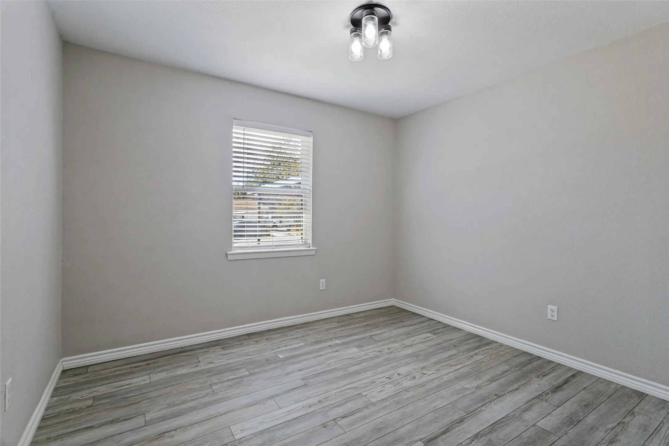 Single Family Residence For Sale in Tarrant County , 336 Saddle Trail, Saginaw, Texas 76179, 3 Bedroom, 2 Bathroom, Garage spaces, 1,394 Sqft, built in 1966, mls#21394268, Real Estate Agent in Saginaw, Homes For Sale in Tarrant county, Homes For Sale in Saginaw, Realtor in Saginaw Texas, Real Estate Brokerage Independent Realty Texas, Luminita Cordes Realtor
