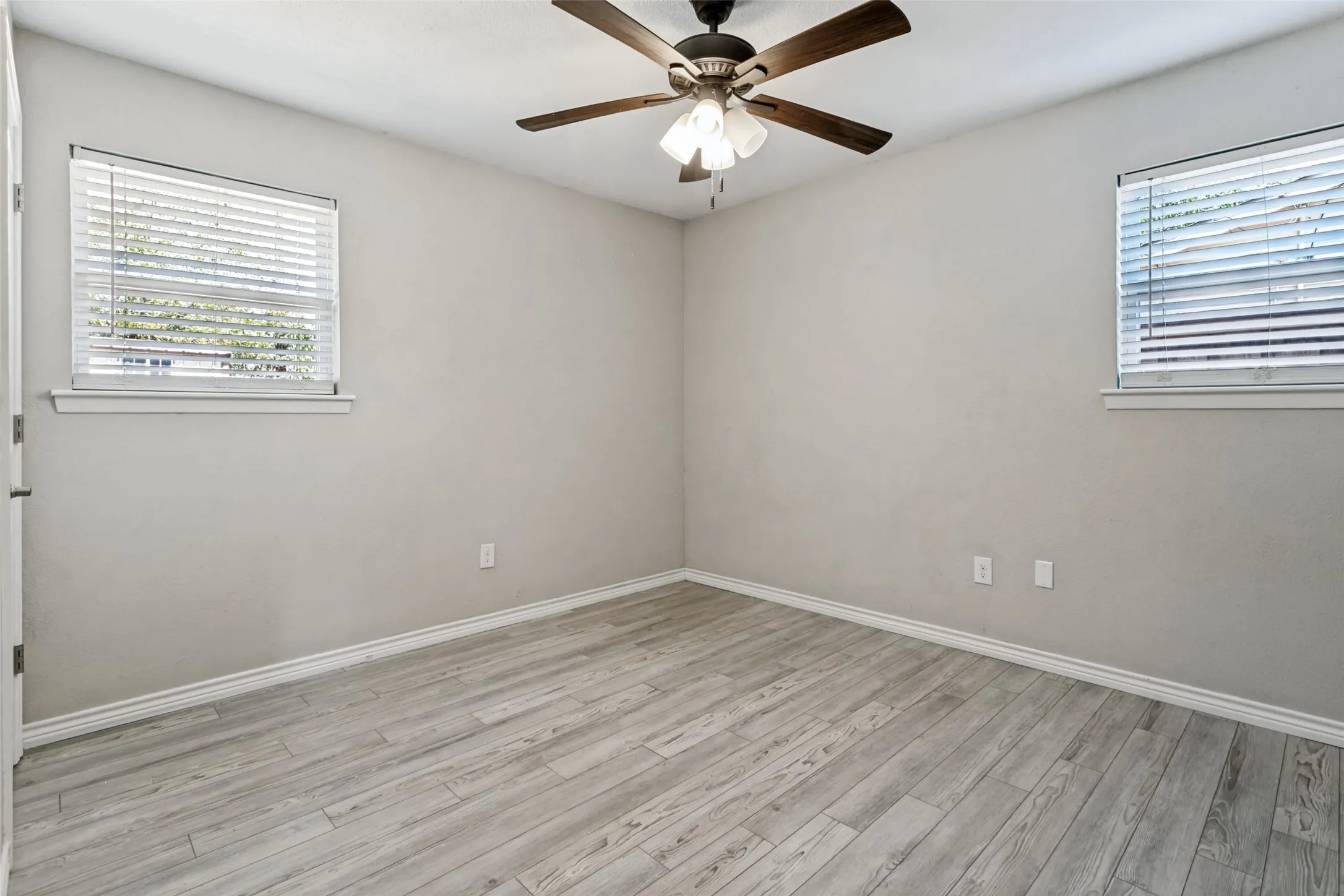 Single Family Residence For Sale in Tarrant County , 336 Saddle Trail, Saginaw, Texas 76179, 3 Bedroom, 2 Bathroom, Garage spaces, 1,394 Sqft, built in 1966, mls#21394268, Real Estate Agent in Saginaw, Homes For Sale in Tarrant county, Homes For Sale in Saginaw, Realtor in Saginaw Texas, Real Estate Brokerage Independent Realty Texas, Luminita Cordes Realtor