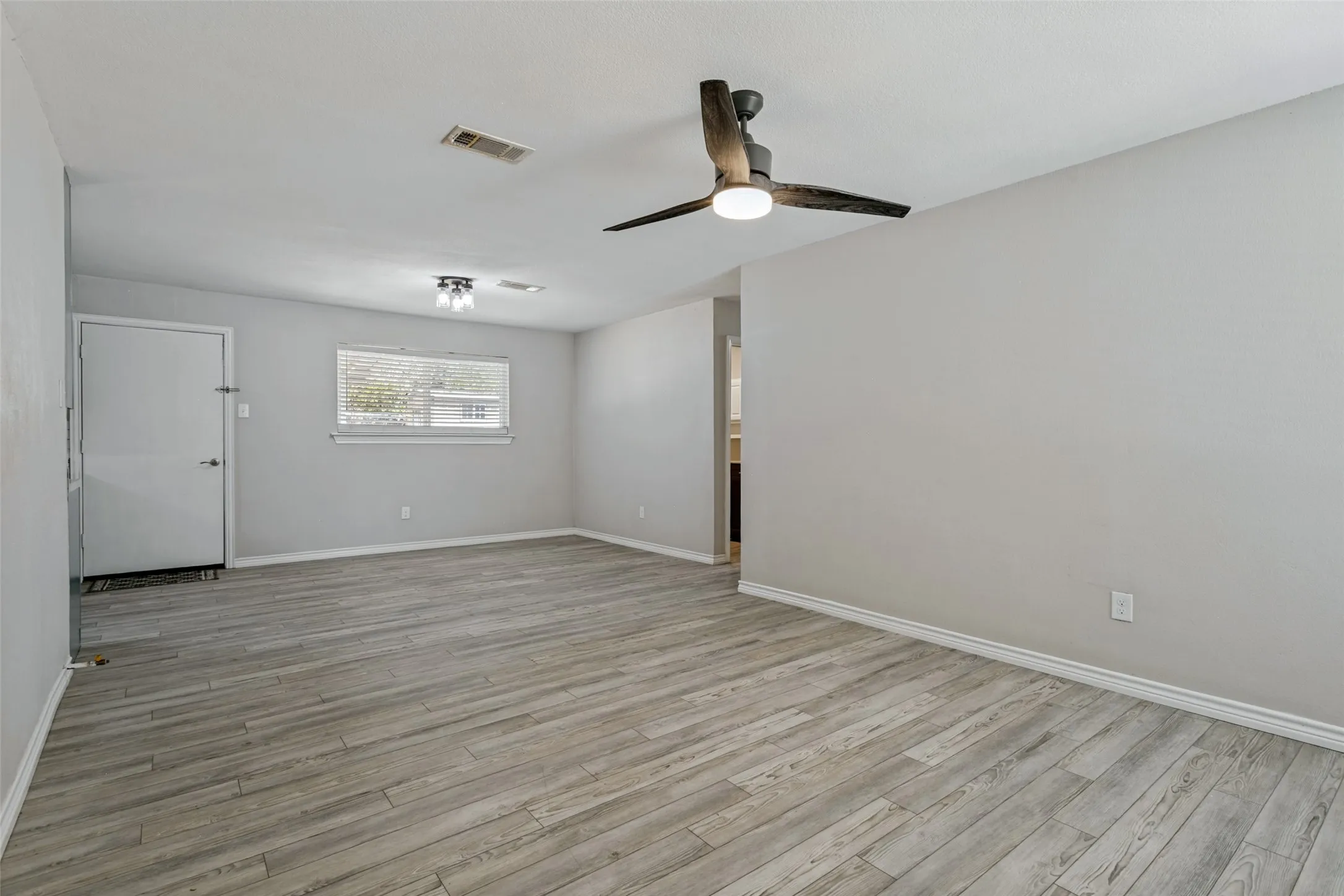 Single Family Residence For Sale in Tarrant County , 336 Saddle Trail, Saginaw, Texas 76179, 3 Bedroom, 2 Bathroom, Garage spaces, 1,394 Sqft, built in 1966, mls#21394268, Real Estate Agent in Saginaw, Homes For Sale in Tarrant county, Homes For Sale in Saginaw, Realtor in Saginaw Texas, Real Estate Brokerage Independent Realty Texas, Luminita Cordes Realtor