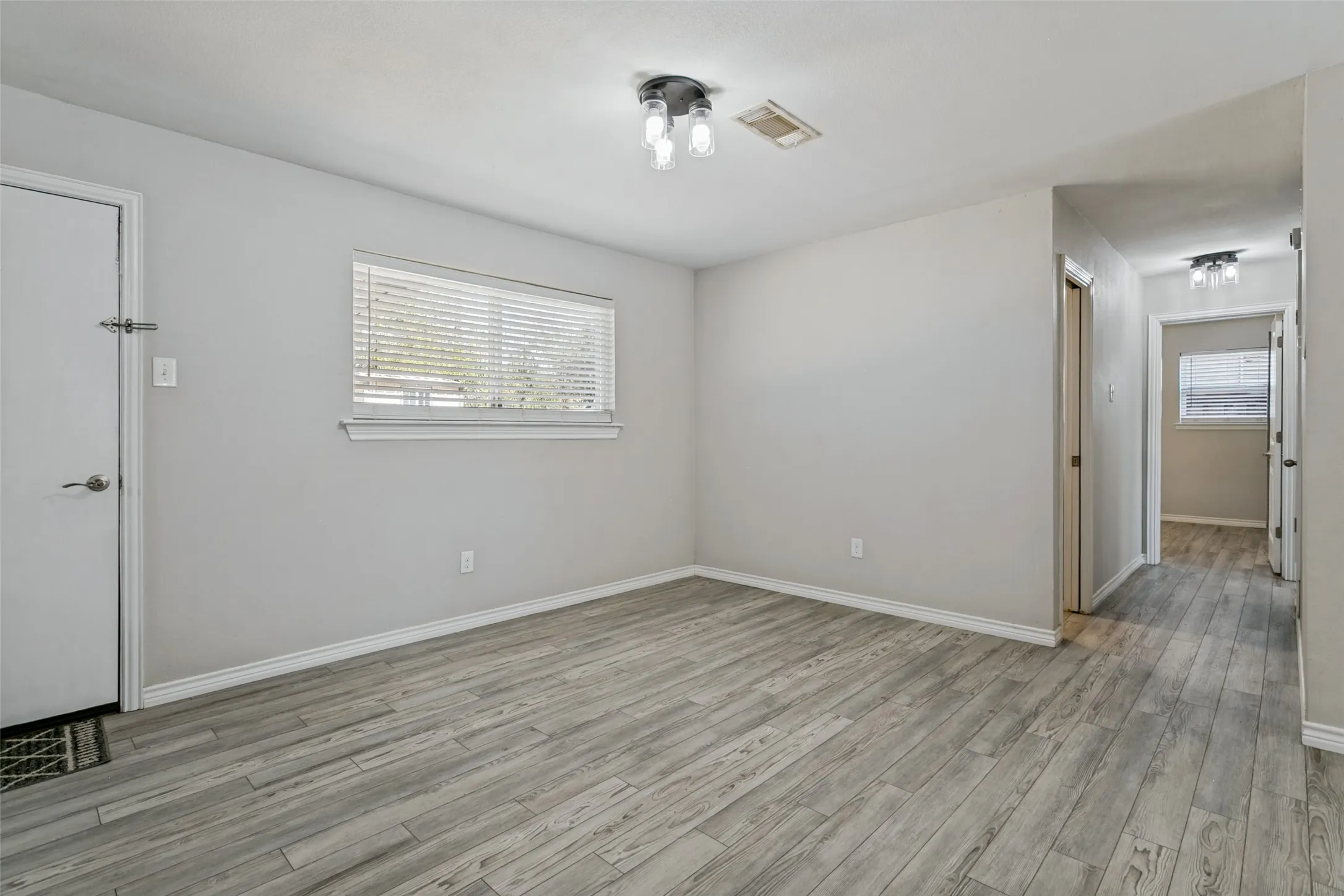 Single Family Residence For Sale in Tarrant County , 336 Saddle Trail, Saginaw, Texas 76179, 3 Bedroom, 2 Bathroom, Garage spaces, 1,394 Sqft, built in 1966, mls#21394268, Real Estate Agent in Saginaw, Homes For Sale in Tarrant county, Homes For Sale in Saginaw, Realtor in Saginaw Texas, Real Estate Brokerage Independent Realty Texas, Luminita Cordes Realtor