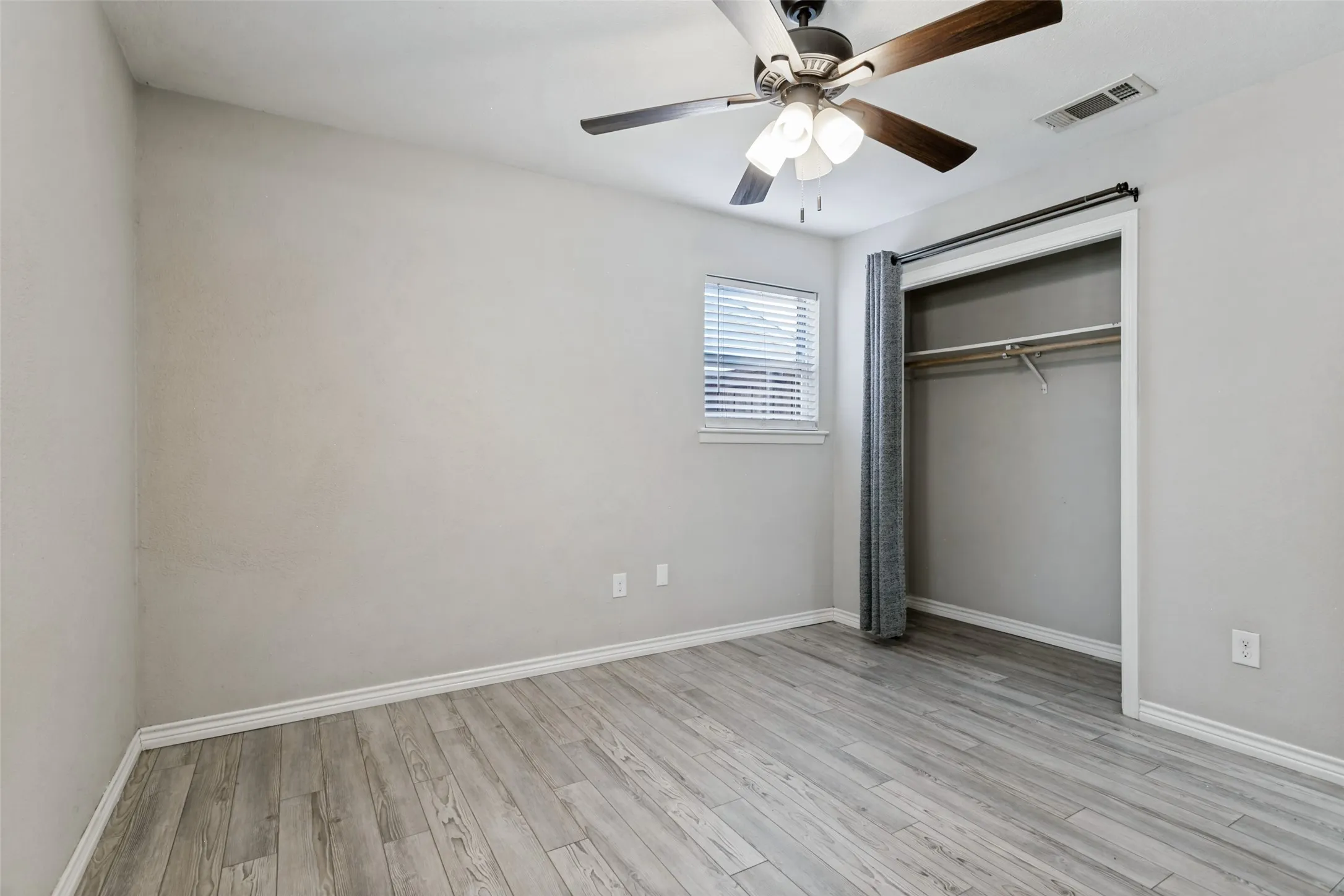 Single Family Residence For Sale in Tarrant County , 336 Saddle Trail, Saginaw, Texas 76179, 3 Bedroom, 2 Bathroom, Garage spaces, 1,394 Sqft, built in 1966, mls#21394268, Real Estate Agent in Saginaw, Homes For Sale in Tarrant county, Homes For Sale in Saginaw, Realtor in Saginaw Texas, Real Estate Brokerage Independent Realty Texas, Luminita Cordes Realtor