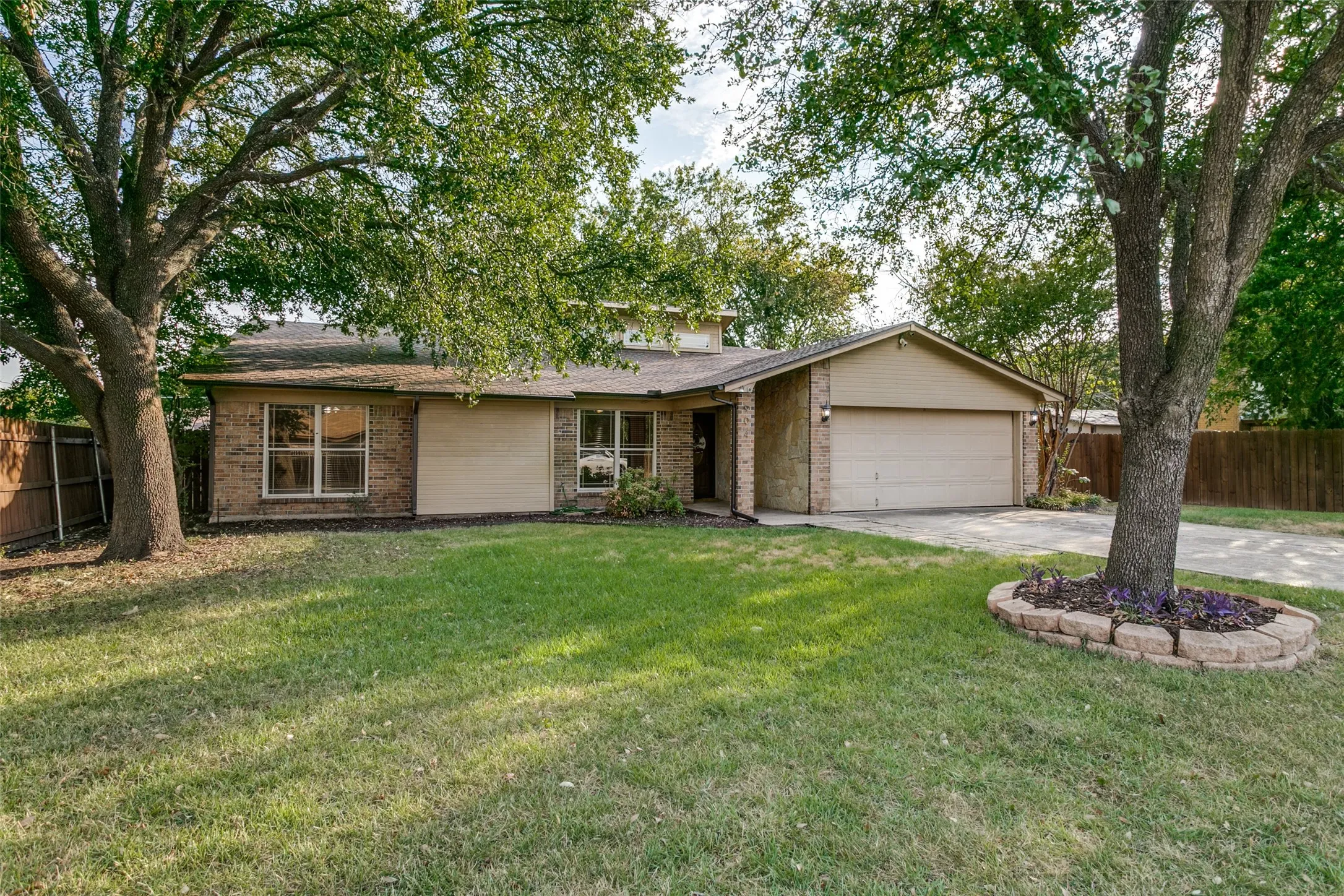 Single Family Residence For Sale in Tarrant County , 904 Dewey Scott Street, Benbrook, Texas 76126, 4 Bedroom, 2 Bathroom, 2 Garage spaces, 2,282 Sqft, built in 1978, mls#21394265, Real Estate Agent in Benbrook, Homes For Sale in Tarrant county, Homes For Sale in Benbrook, Realtor in Benbrook Texas, Real Estate Brokerage Independent Realty Texas, Luminita Cordes Realtor