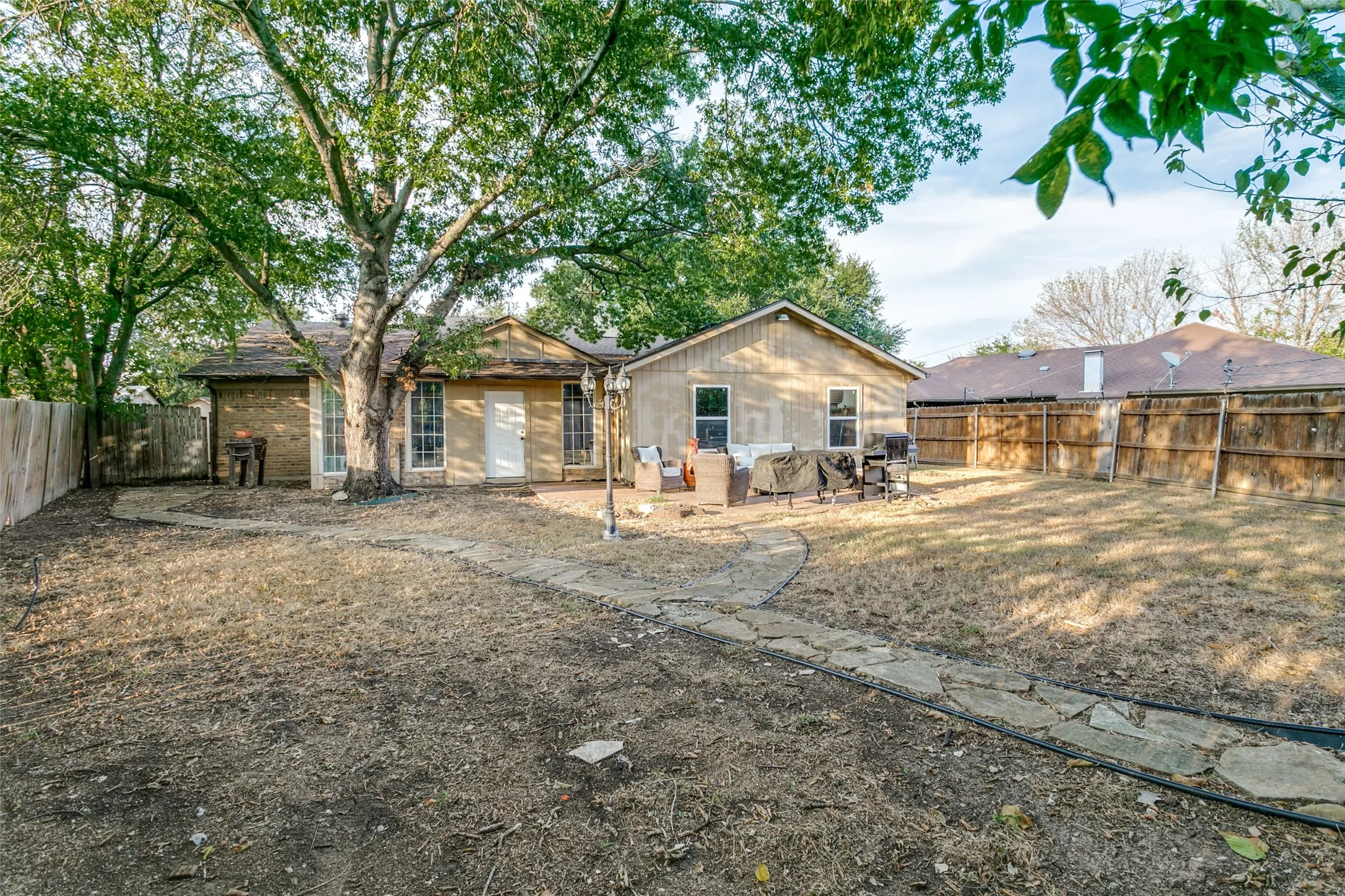 Single Family Residence For Sale in Tarrant County , 904 Dewey Scott Street, Benbrook, Texas 76126, 4 Bedroom, 2 Bathroom, 2 Garage spaces, 2,282 Sqft, built in 1978, mls#21394265, Real Estate Agent in Benbrook, Homes For Sale in Tarrant county, Homes For Sale in Benbrook, Realtor in Benbrook Texas, Real Estate Brokerage Independent Realty Texas, Luminita Cordes Realtor