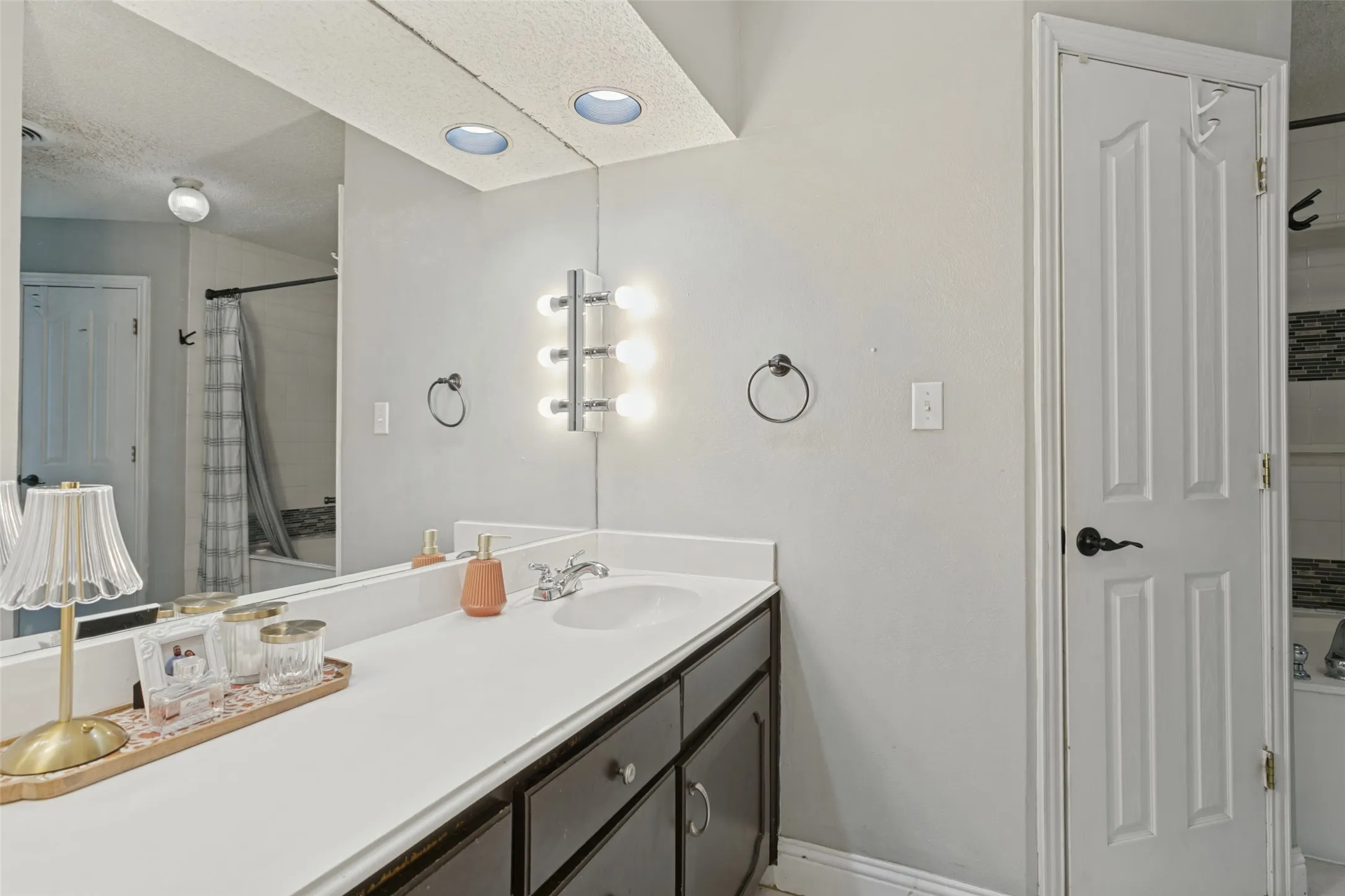 Single Family Residence For Sale in Tarrant County , 904 Dewey Scott Street, Benbrook, Texas 76126, 4 Bedroom, 2 Bathroom, 2 Garage spaces, 2,282 Sqft, built in 1978, mls#21394265, Real Estate Agent in Benbrook, Homes For Sale in Tarrant county, Homes For Sale in Benbrook, Realtor in Benbrook Texas, Real Estate Brokerage Independent Realty Texas, Luminita Cordes Realtor