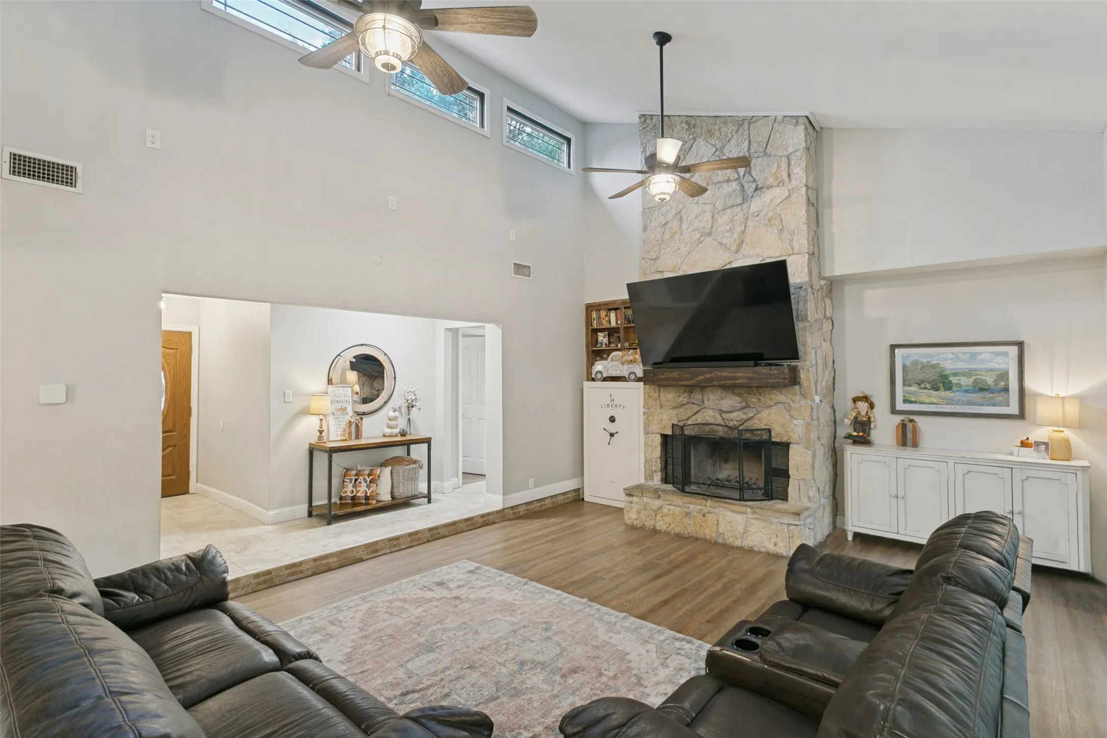 Single Family Residence For Sale in Tarrant County , 904 Dewey Scott Street, Benbrook, Texas 76126, 4 Bedroom, 2 Bathroom, 2 Garage spaces, 2,282 Sqft, built in 1978, mls#21394265, Real Estate Agent in Benbrook, Homes For Sale in Tarrant county, Homes For Sale in Benbrook, Realtor in Benbrook Texas, Real Estate Brokerage Independent Realty Texas, Luminita Cordes Realtor