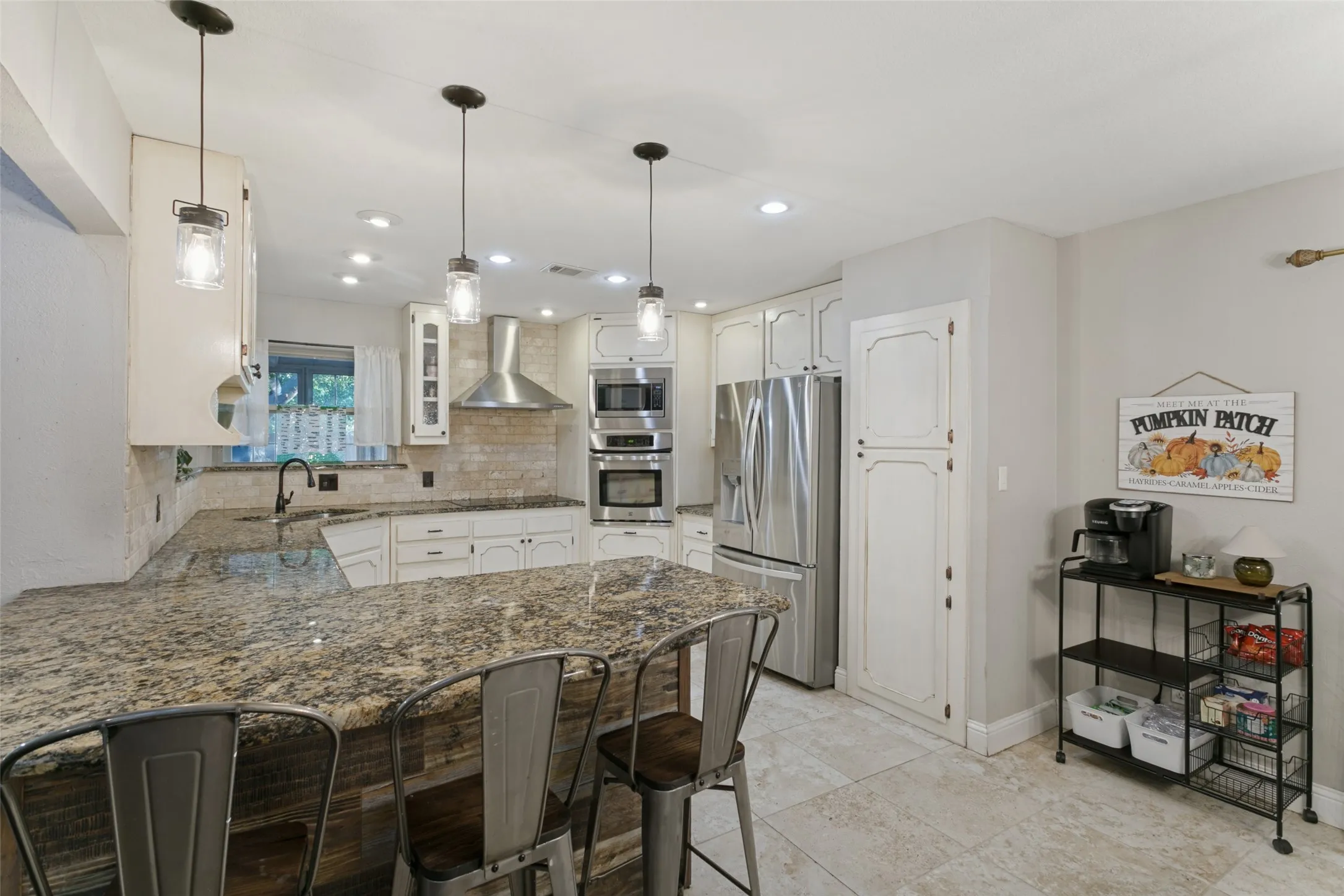 Single Family Residence For Sale in Tarrant County , 904 Dewey Scott Street, Benbrook, Texas 76126, 4 Bedroom, 2 Bathroom, 2 Garage spaces, 2,282 Sqft, built in 1978, mls#21394265, Real Estate Agent in Benbrook, Homes For Sale in Tarrant county, Homes For Sale in Benbrook, Realtor in Benbrook Texas, Real Estate Brokerage Independent Realty Texas, Luminita Cordes Realtor