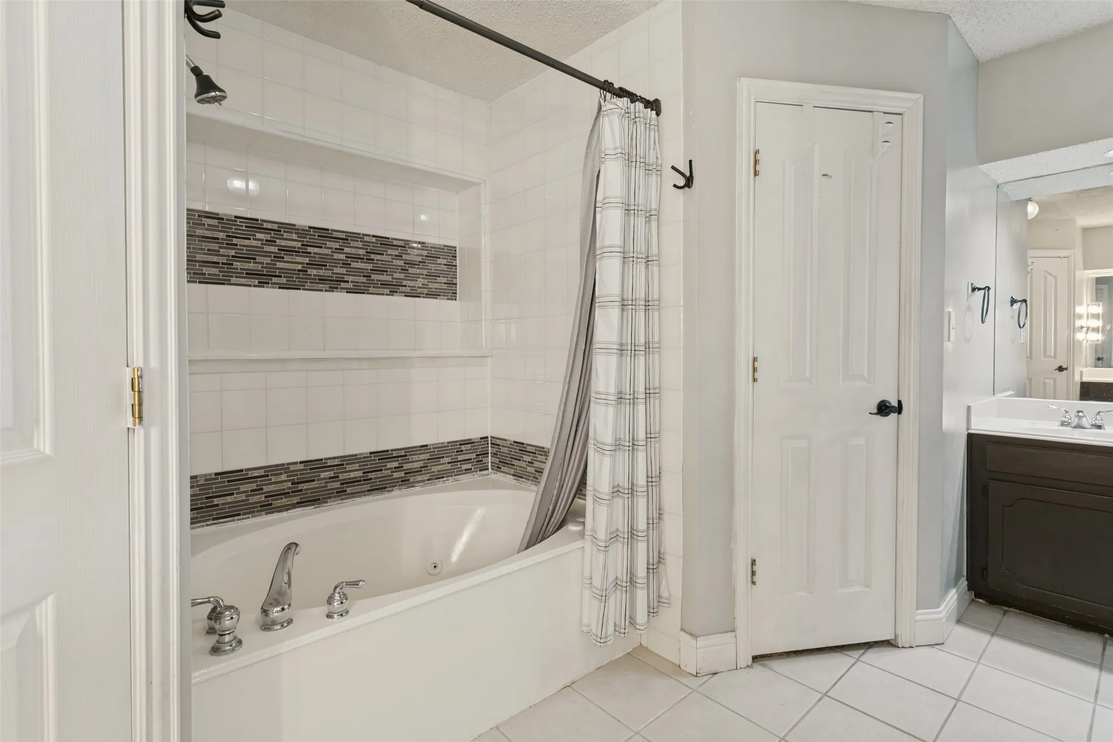 Single Family Residence For Sale in Tarrant County , 904 Dewey Scott Street, Benbrook, Texas 76126, 4 Bedroom, 2 Bathroom, 2 Garage spaces, 2,282 Sqft, built in 1978, mls#21394265, Real Estate Agent in Benbrook, Homes For Sale in Tarrant county, Homes For Sale in Benbrook, Realtor in Benbrook Texas, Real Estate Brokerage Independent Realty Texas, Luminita Cordes Realtor