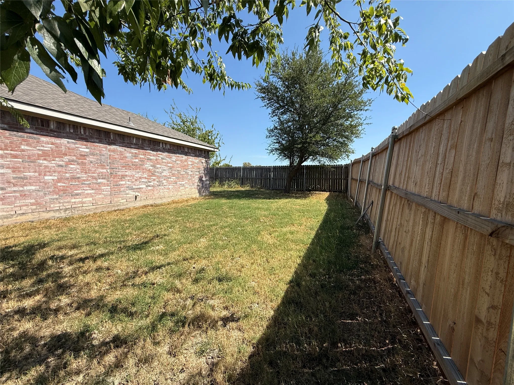 Single Family Residence For Sale in Collin County , 510 Meadowview Street, Farmersville, Texas 75442, 3 Bedroom, 2 Bathroom, 2 Garage spaces, 1,309 Sqft, built in 2003, mls#21396243, Real Estate Agent in Farmersville, Homes For Sale in Collin county, Homes For Sale in Farmersville, Realtor in Farmersville Texas, Real Estate Brokerage Independent Realty Texas, Luminita Cordes Realtor