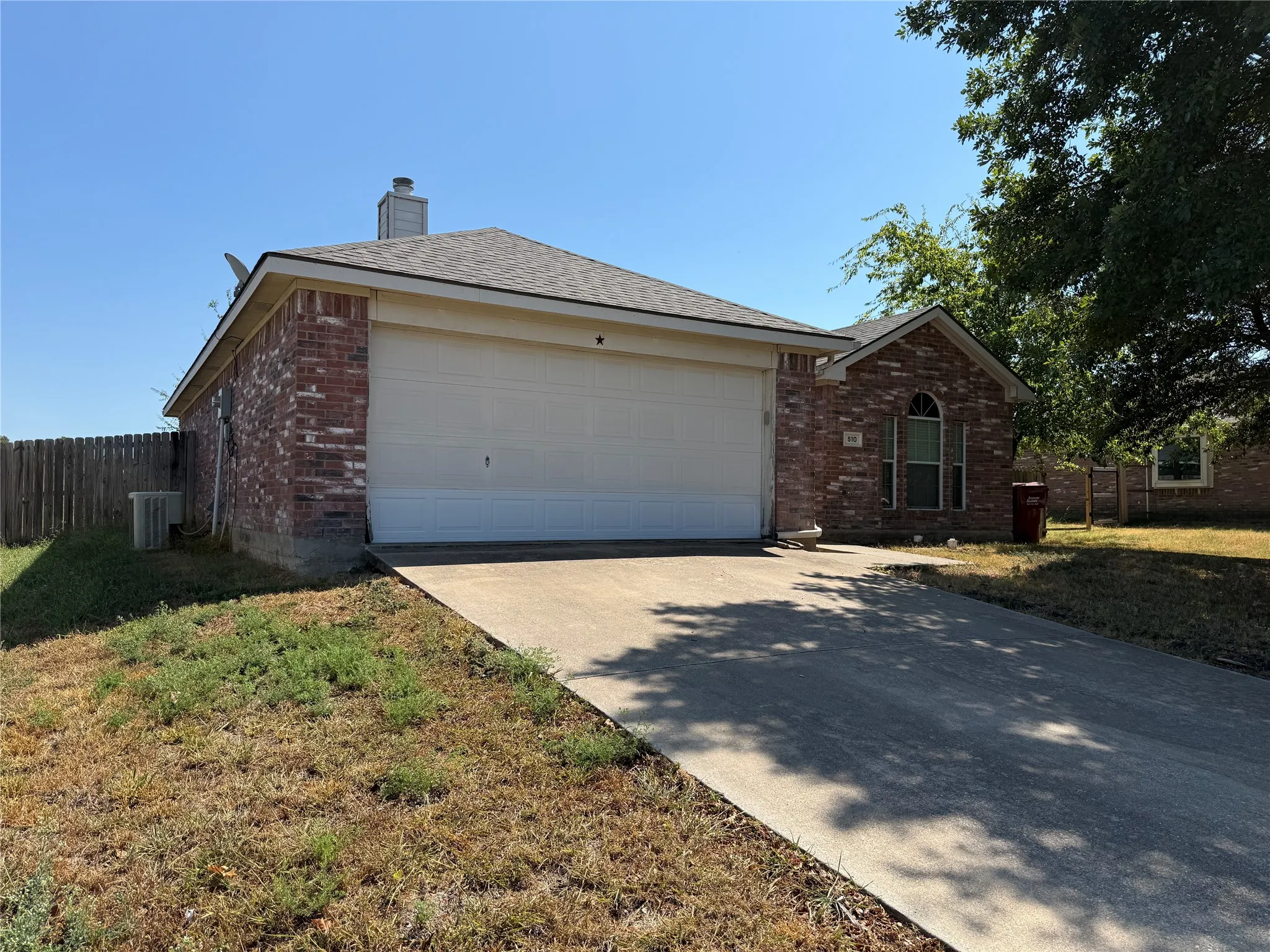 Single Family Residence For Sale in Collin County , 510 Meadowview Street, Farmersville, Texas 75442, 3 Bedroom, 2 Bathroom, 2 Garage spaces, 1,309 Sqft, built in 2003, mls#21396243, Real Estate Agent in Farmersville, Homes For Sale in Collin county, Homes For Sale in Farmersville, Realtor in Farmersville Texas, Real Estate Brokerage Independent Realty Texas, Luminita Cordes Realtor