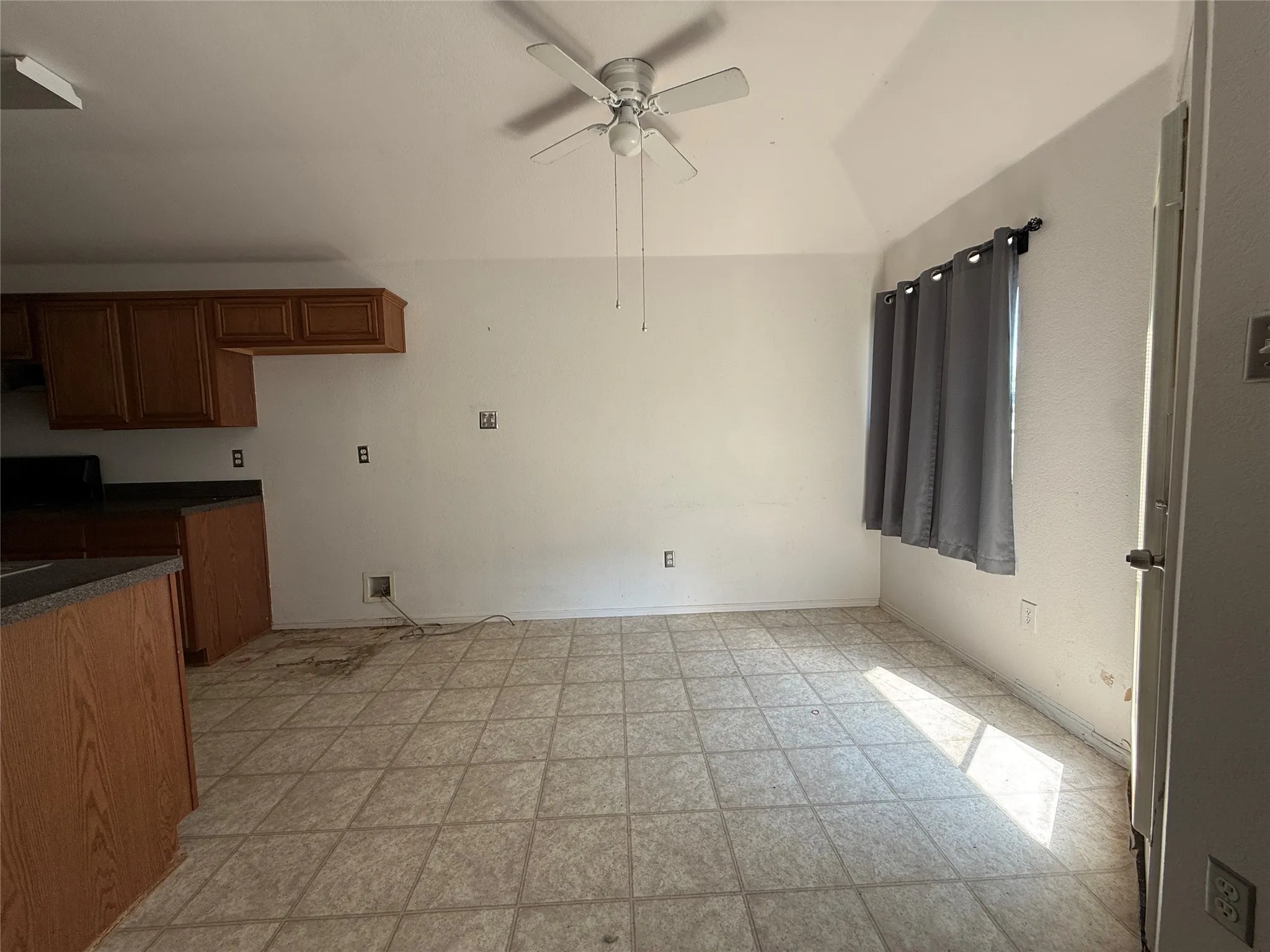 Single Family Residence For Sale in Collin County , 510 Meadowview Street, Farmersville, Texas 75442, 3 Bedroom, 2 Bathroom, 2 Garage spaces, 1,309 Sqft, built in 2003, mls#21396243, Real Estate Agent in Farmersville, Homes For Sale in Collin county, Homes For Sale in Farmersville, Realtor in Farmersville Texas, Real Estate Brokerage Independent Realty Texas, Luminita Cordes Realtor