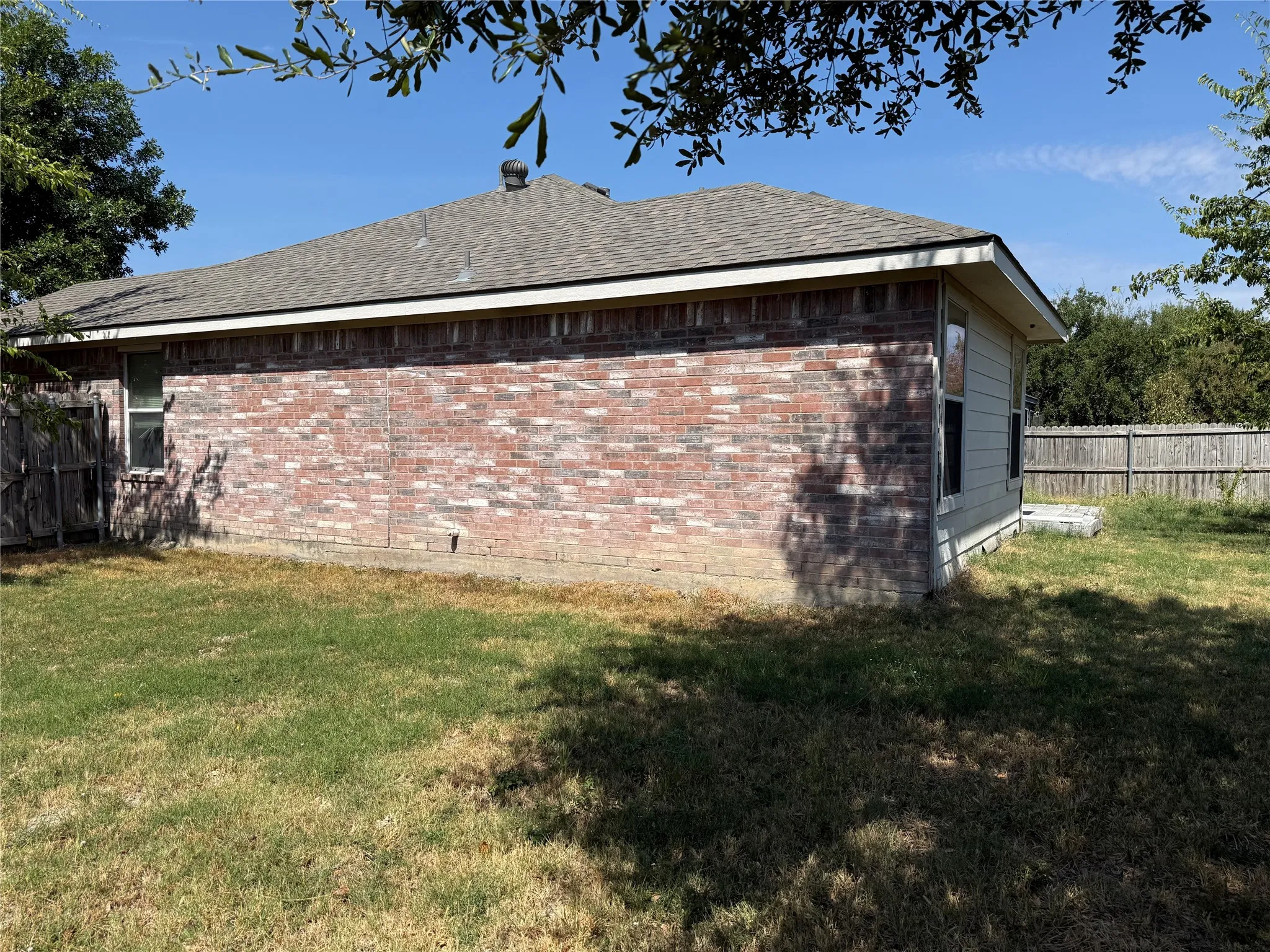 Single Family Residence For Sale in Collin County , 510 Meadowview Street, Farmersville, Texas 75442, 3 Bedroom, 2 Bathroom, 2 Garage spaces, 1,309 Sqft, built in 2003, mls#21396243, Real Estate Agent in Farmersville, Homes For Sale in Collin county, Homes For Sale in Farmersville, Realtor in Farmersville Texas, Real Estate Brokerage Independent Realty Texas, Luminita Cordes Realtor