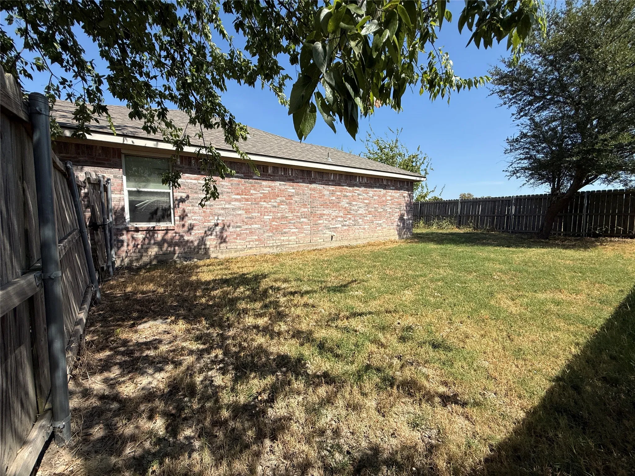 Single Family Residence For Sale in Collin County , 510 Meadowview Street, Farmersville, Texas 75442, 3 Bedroom, 2 Bathroom, 2 Garage spaces, 1,309 Sqft, built in 2003, mls#21396243, Real Estate Agent in Farmersville, Homes For Sale in Collin county, Homes For Sale in Farmersville, Realtor in Farmersville Texas, Real Estate Brokerage Independent Realty Texas, Luminita Cordes Realtor