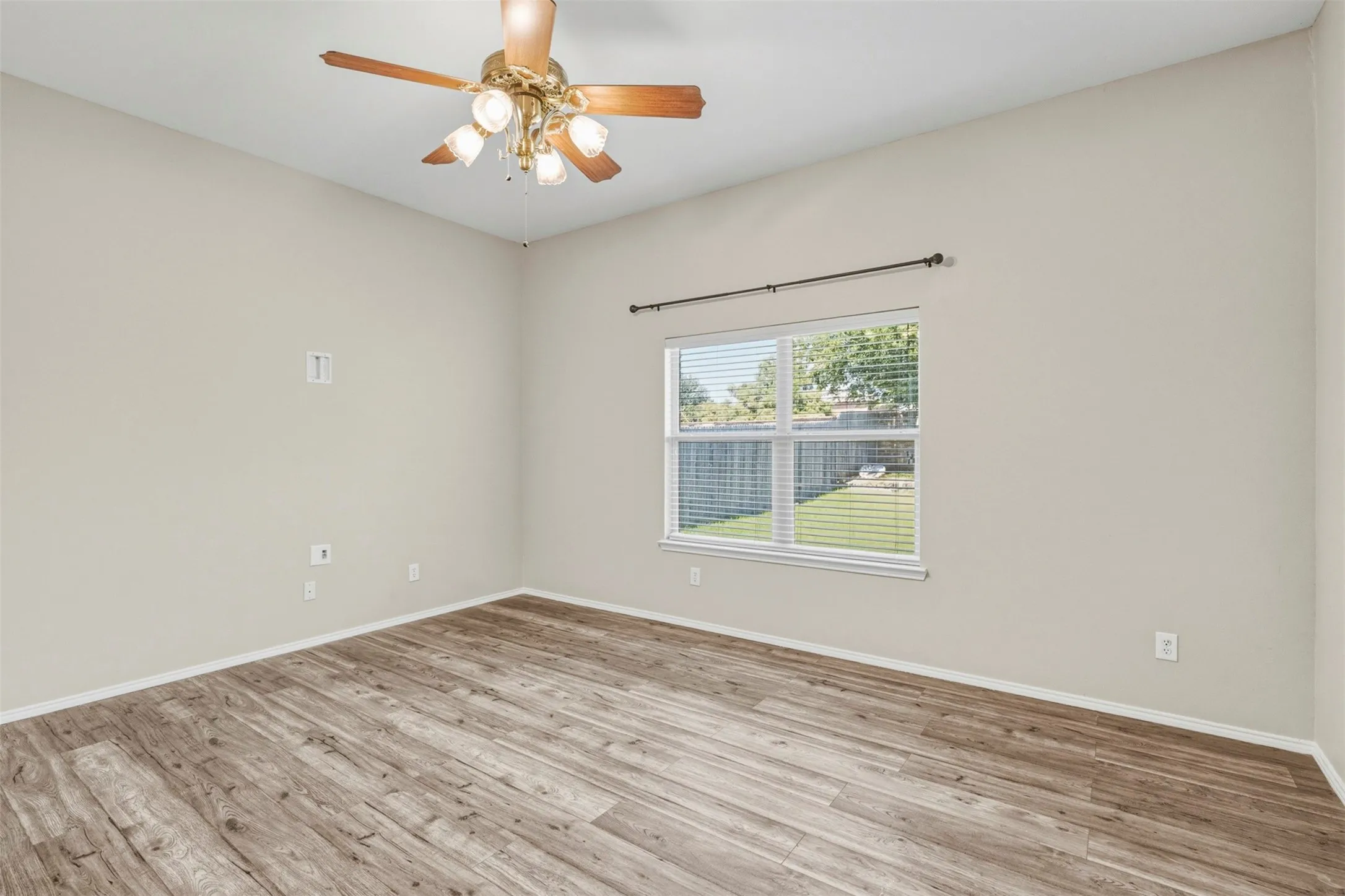 Wood-finish flooring with neutral wall paint