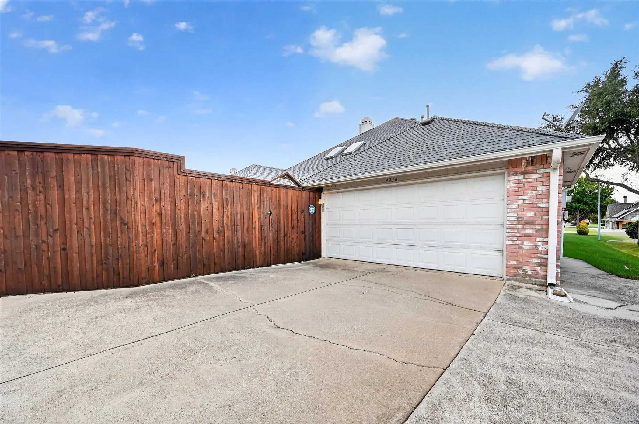 Single Family Residence For Sale in Denton County , 4316 Standridge Drive, The Colony, Texas 75056, 4 Bedroom, 3 Bathroom, 2 Garage spaces, 2,534 Sqft, built in 1995, mls#21396776, Real Estate Agent in The Colony, Homes For Sale in Denton county, Homes For Sale in The Colony, Realtor in The Colony Texas, Real Estate Brokerage Independent Realty Texas, Luminita Cordes Realtor