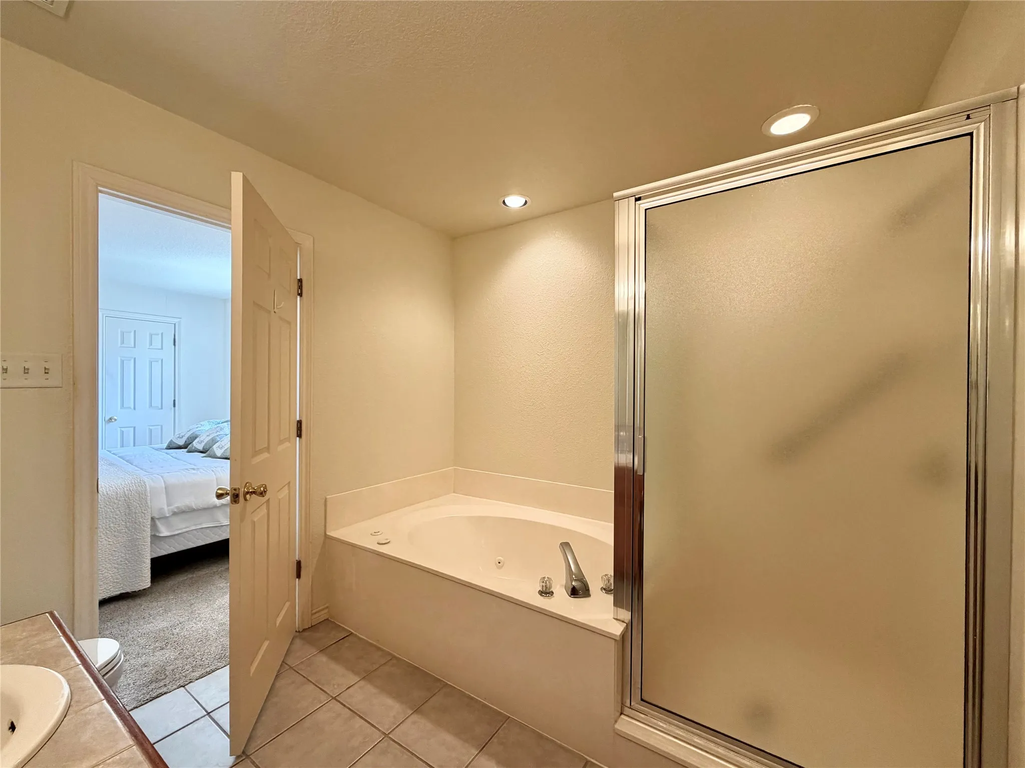 Condominium For Sale in Henderson County , 849 S GUN BARREL Lane E4, Gun Barrel City, Texas 75156, 2 Bedroom, 2 Bathroom, Garage spaces, 1,300 Sqft, built in 2002, mls#21396785, Real Estate Agent in Gun Barrel City, Homes For Sale in Henderson county, Homes For Sale in Gun Barrel City, Realtor in Gun Barrel City Texas, Real Estate Brokerage Independent Realty Texas, Luminita Cordes Realtor