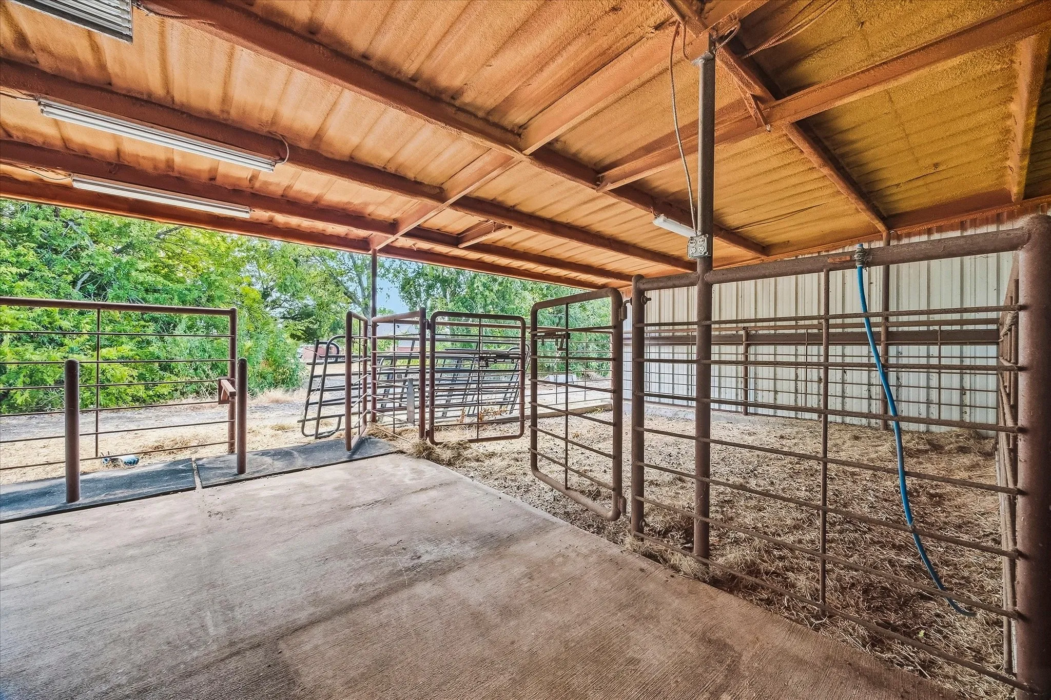 Single Family Residence For Sale in Collin County , 5910 State Highway 78 N, Farmersville, Texas 75442, 5 Bedroom, 4 Bathroom, 2 Garage spaces, 3,041 Sqft, built in 2005, mls#21396788, Real Estate Agent in Farmersville, Homes For Sale in Collin county, Homes For Sale in Farmersville, Realtor in Farmersville Texas, Real Estate Brokerage Independent Realty Texas, Luminita Cordes Realtor