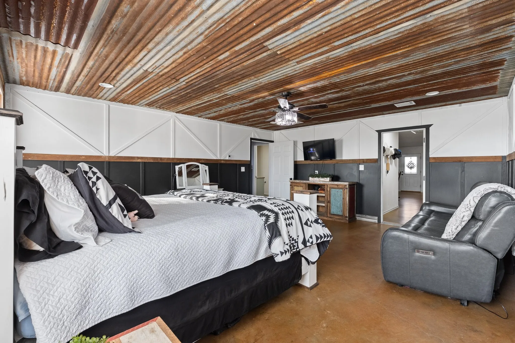 Single Family Residence For Sale in Johnson County , 685 County Road 1102, Rio Vista, Texas 76093, 5 Bedroom, 3 Bathroom, Garage spaces, 2,800 Sqft, built in 2013, mls#21396357, Real Estate Agent in Rio Vista, Homes For Sale in Johnson county, Homes For Sale in Rio Vista, Realtor in Rio Vista Texas, Real Estate Brokerage Independent Realty Texas, Luminita Cordes Realtor