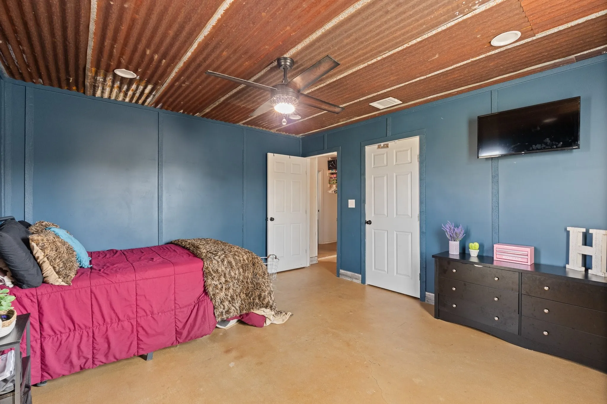 Single Family Residence For Sale in Johnson County , 685 County Road 1102, Rio Vista, Texas 76093, 5 Bedroom, 3 Bathroom, Garage spaces, 2,800 Sqft, built in 2013, mls#21396357, Real Estate Agent in Rio Vista, Homes For Sale in Johnson county, Homes For Sale in Rio Vista, Realtor in Rio Vista Texas, Real Estate Brokerage Independent Realty Texas, Luminita Cordes Realtor