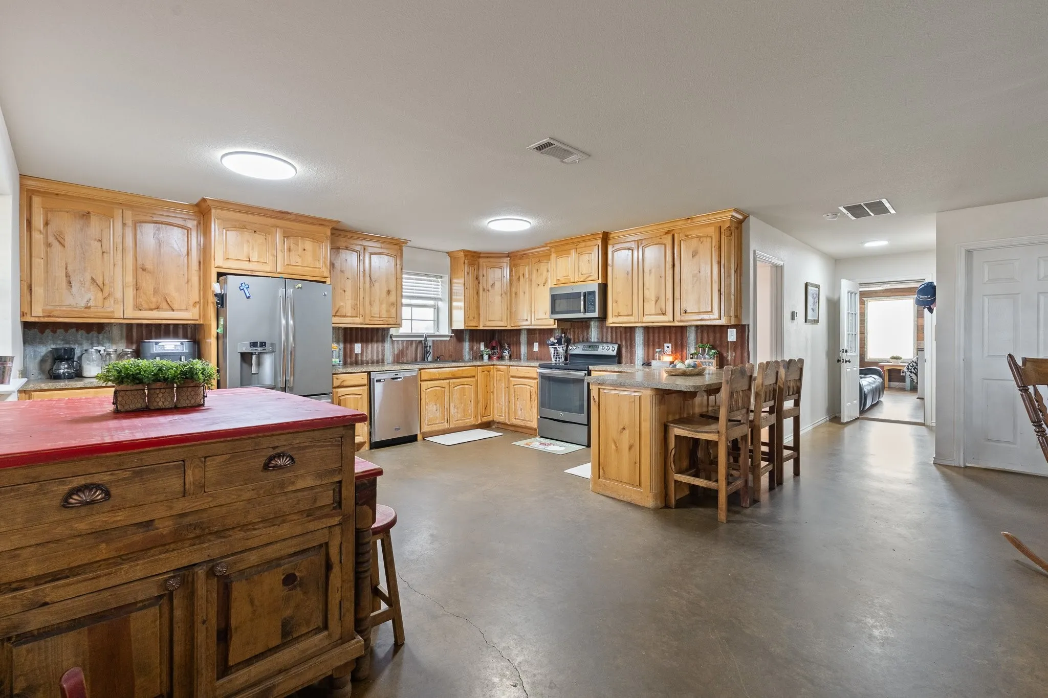 Single Family Residence For Sale in Johnson County , 685 County Road 1102, Rio Vista, Texas 76093, 5 Bedroom, 3 Bathroom, Garage spaces, 2,800 Sqft, built in 2013, mls#21396357, Real Estate Agent in Rio Vista, Homes For Sale in Johnson county, Homes For Sale in Rio Vista, Realtor in Rio Vista Texas, Real Estate Brokerage Independent Realty Texas, Luminita Cordes Realtor