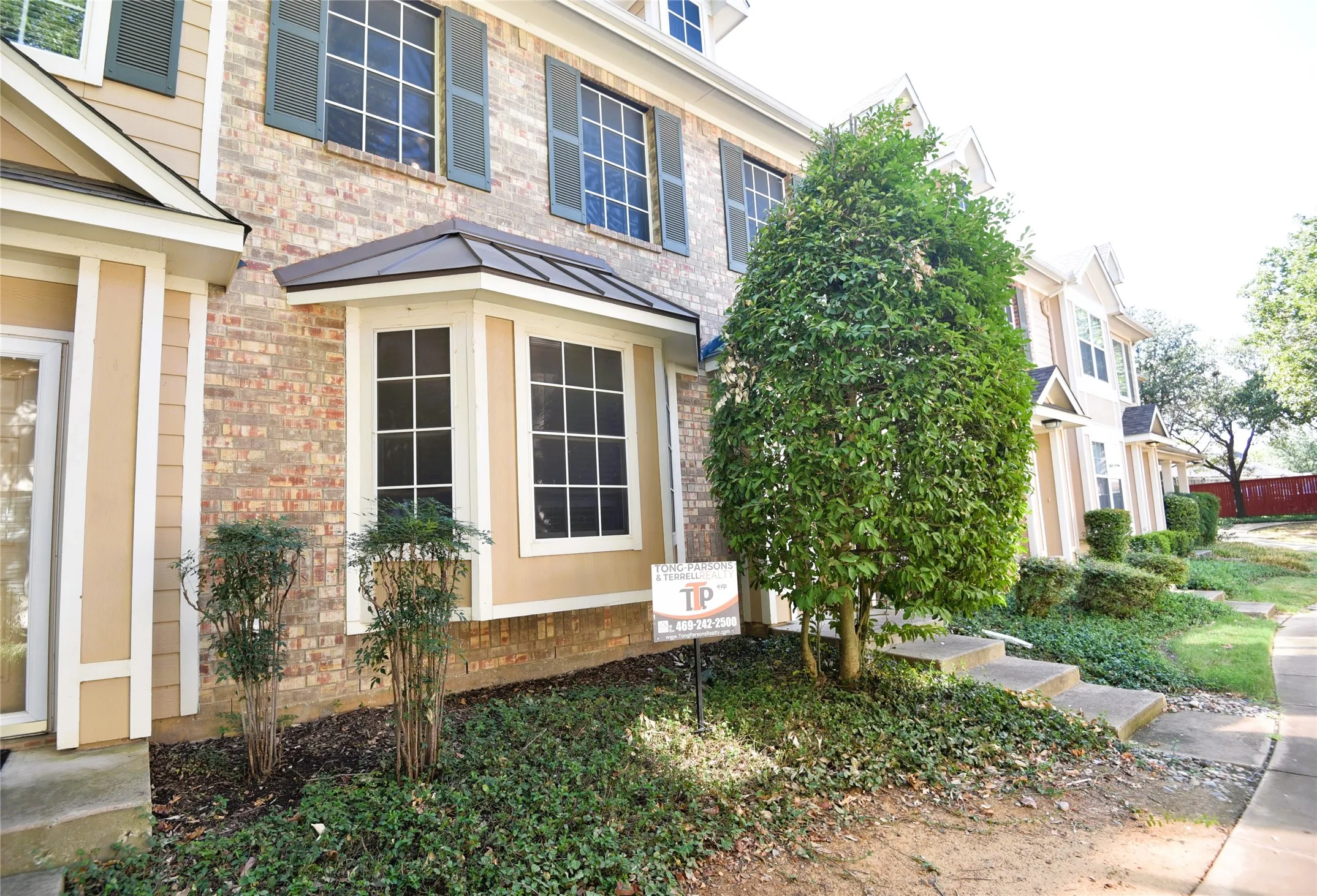 Townhouse For Sale in Tarrant County , 2505 Durango Ridge Drive, Bedford, Texas 76021, 3 Bedroom, 3 Bathroom, 2 Garage spaces, 1,488 Sqft, built in 2005, mls#21394658, Real Estate Agent in Bedford, Homes For Sale in Tarrant county, Homes For Sale in Bedford, Realtor in Bedford Texas, Real Estate Brokerage Independent Realty Texas, Luminita Cordes Realtor
