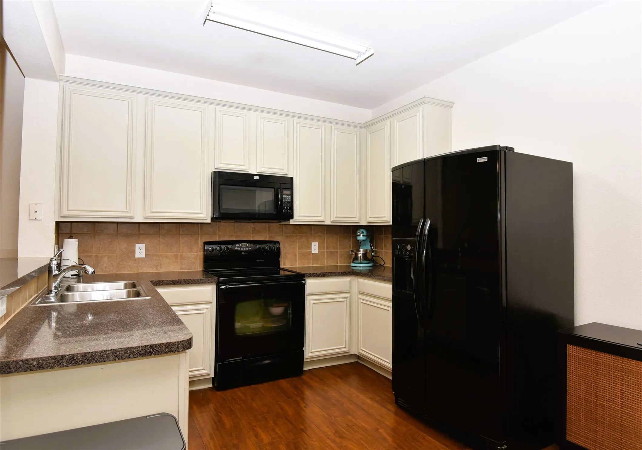 Townhouse For Sale in Tarrant County , 2505 Durango Ridge Drive, Bedford, Texas 76021, 3 Bedroom, 3 Bathroom, 2 Garage spaces, 1,488 Sqft, built in 2005, mls#21394658, Real Estate Agent in Bedford, Homes For Sale in Tarrant county, Homes For Sale in Bedford, Realtor in Bedford Texas, Real Estate Brokerage Independent Realty Texas, Luminita Cordes Realtor