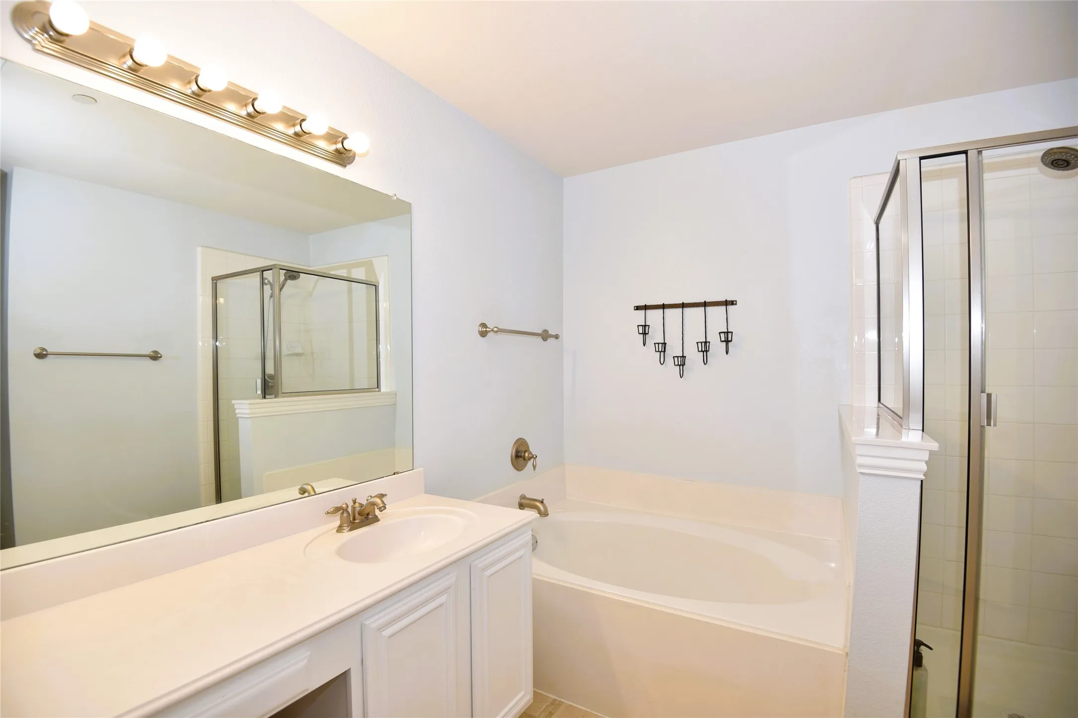Townhouse For Sale in Tarrant County , 2505 Durango Ridge Drive, Bedford, Texas 76021, 3 Bedroom, 3 Bathroom, 2 Garage spaces, 1,488 Sqft, built in 2005, mls#21394658, Real Estate Agent in Bedford, Homes For Sale in Tarrant county, Homes For Sale in Bedford, Realtor in Bedford Texas, Real Estate Brokerage Independent Realty Texas, Luminita Cordes Realtor