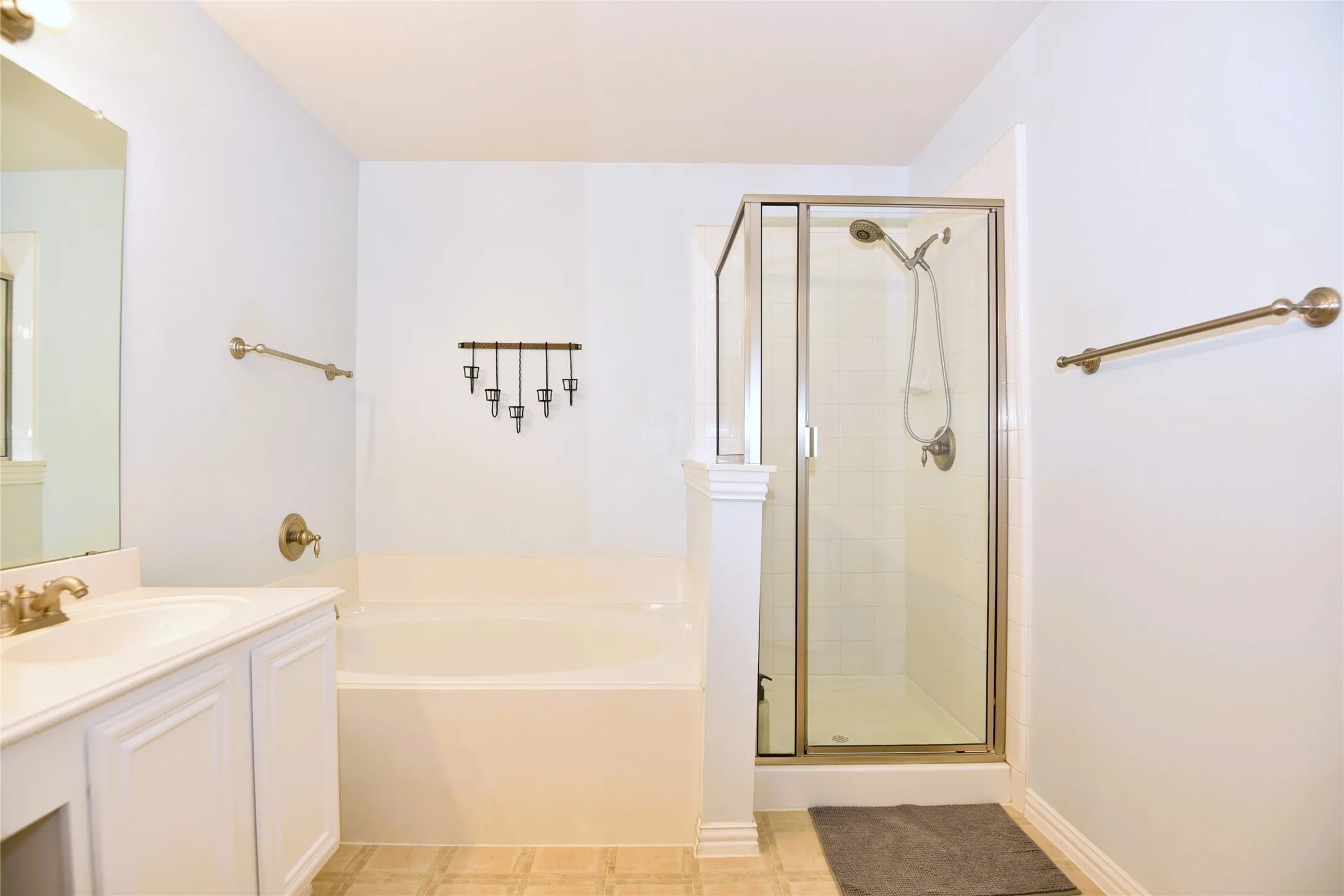 Townhouse For Sale in Tarrant County , 2505 Durango Ridge Drive, Bedford, Texas 76021, 3 Bedroom, 3 Bathroom, 2 Garage spaces, 1,488 Sqft, built in 2005, mls#21394658, Real Estate Agent in Bedford, Homes For Sale in Tarrant county, Homes For Sale in Bedford, Realtor in Bedford Texas, Real Estate Brokerage Independent Realty Texas, Luminita Cordes Realtor