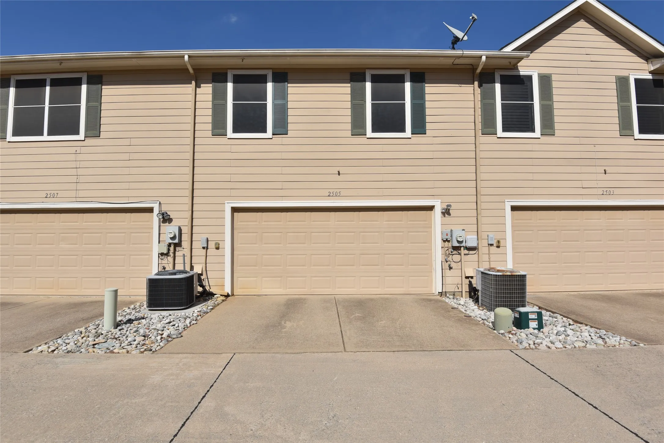 Townhouse For Sale in Tarrant County , 2505 Durango Ridge Drive, Bedford, Texas 76021, 3 Bedroom, 3 Bathroom, 2 Garage spaces, 1,488 Sqft, built in 2005, mls#21394658, Real Estate Agent in Bedford, Homes For Sale in Tarrant county, Homes For Sale in Bedford, Realtor in Bedford Texas, Real Estate Brokerage Independent Realty Texas, Luminita Cordes Realtor