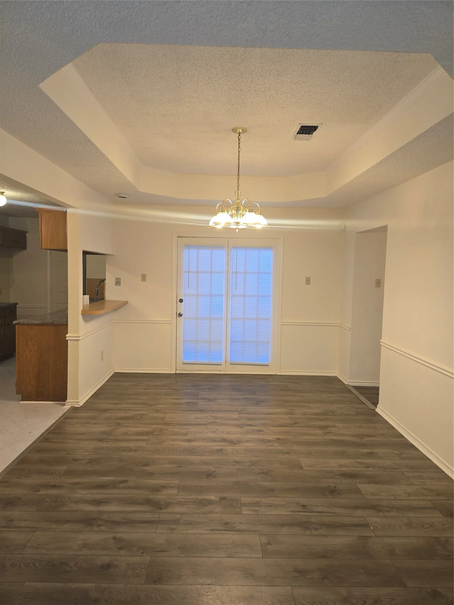 Dining/Foyer Area
