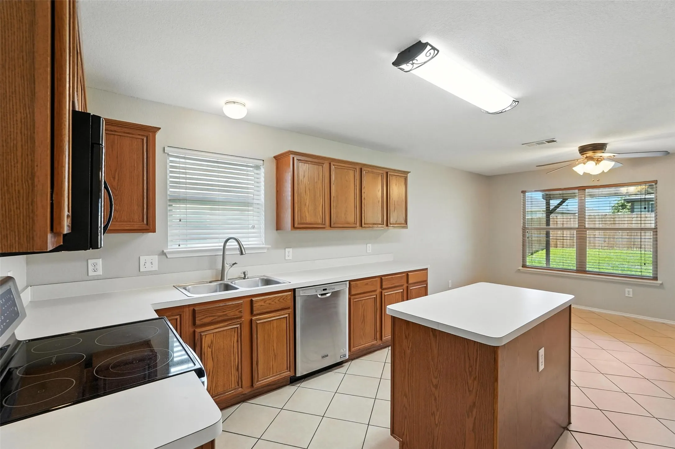 Single Family Residence For Rent in Rockwall County , 1516 Marti Drive, Royse City, Texas 75189, 3 Bedroom, 2 Bathroom, 2 Garage spaces, 1,648 Sqft, built in 2002, mls#21396799, Real Estate Agent in Royse City, Homes For Rent in Rockwall county, Homes For Rent in Royse City, Realtor in Royse City Texas, Real Estate Brokerage Independent Realty Texas, Luminita Cordes Realtor