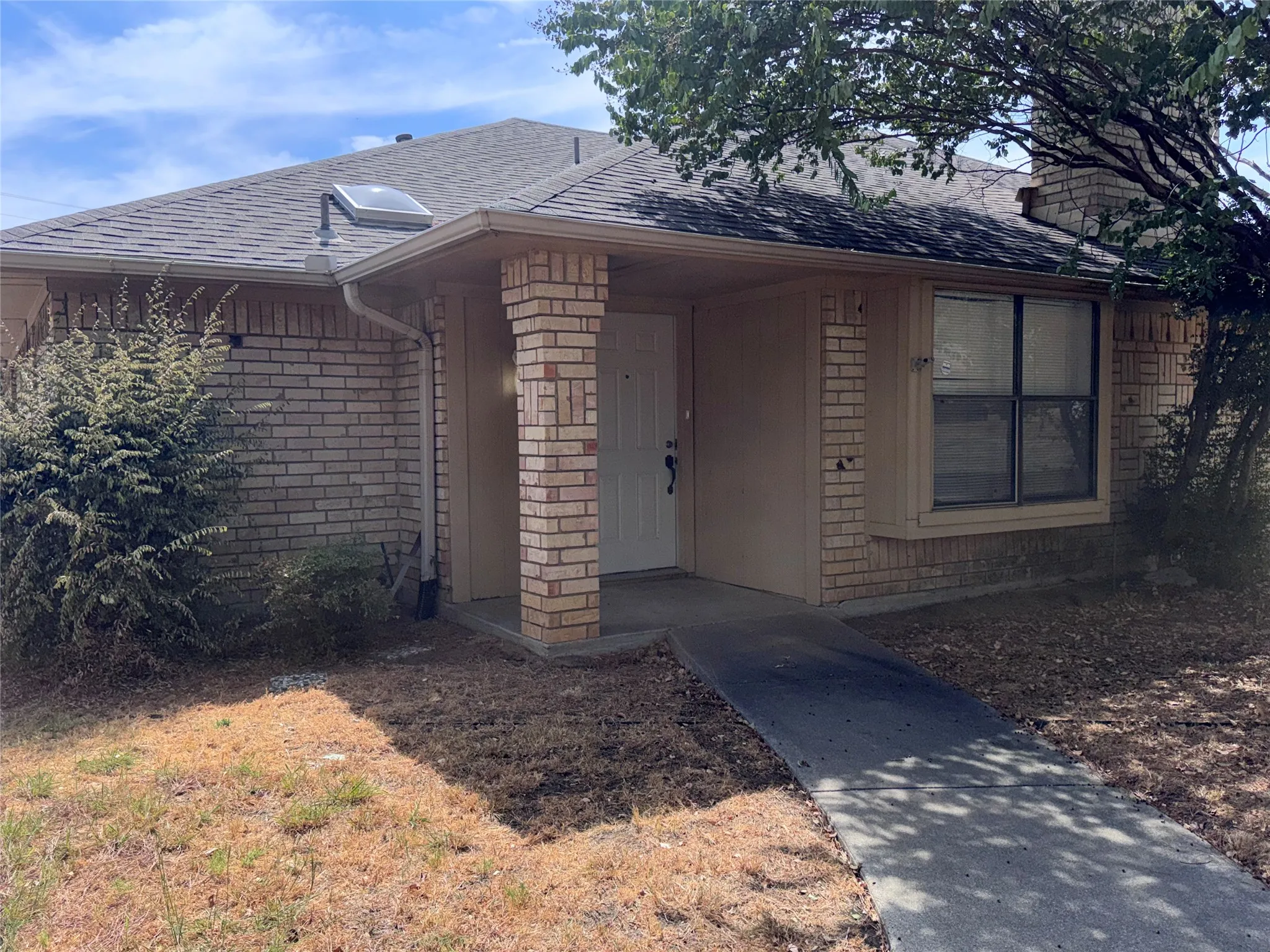 Single Family Residence For Rent in Dallas County , 3648 Country Club Drive W, Irving, Texas 75038, 3 Bedroom, 2 Bathroom, Garage spaces, 2,648 Sqft, built in 1981, mls#21396797, Real Estate Agent in Irving, Homes For Rent in Dallas county, Homes For Rent in Irving, Realtor in Irving Texas, Real Estate Brokerage Independent Realty Texas, Luminita Cordes Realtor