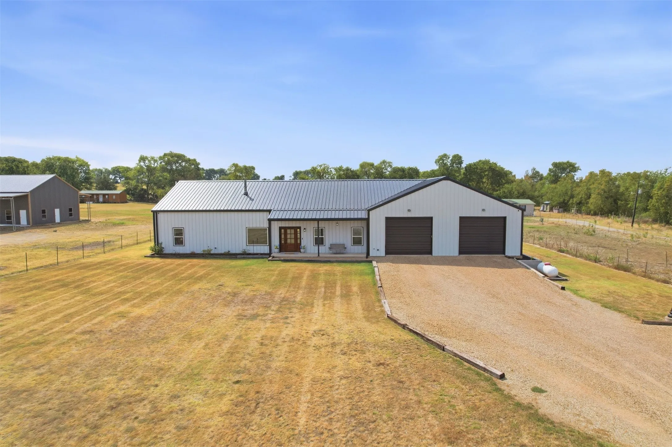 Single Family Residence For Sale in Grayson County , 208 Chicken Field Road, Whitewright, Texas 75491, 4 Bedroom, 4 Bathroom, 5 Garage spaces, 2,290 Sqft, built in 2022, mls#21391939, Real Estate Agent in Whitewright, Homes For Sale in Grayson county, Homes For Sale in Whitewright, Realtor in Whitewright Texas, Real Estate Brokerage Independent Realty Texas, Luminita Cordes Realtor