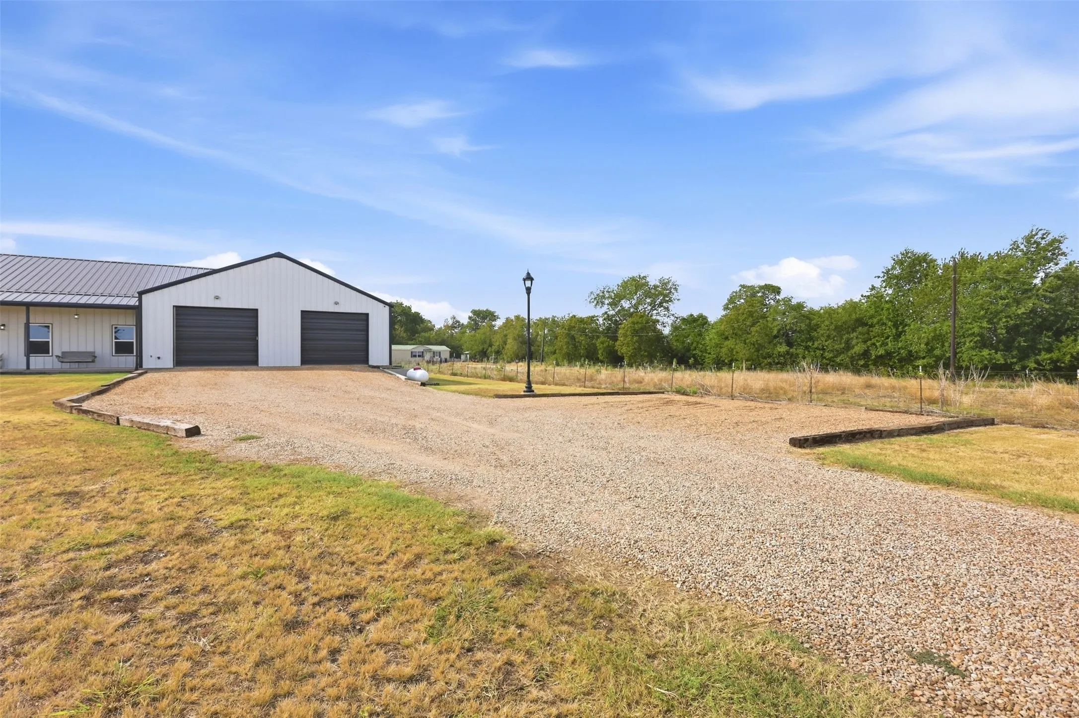 Long driveway, plenty of parking space