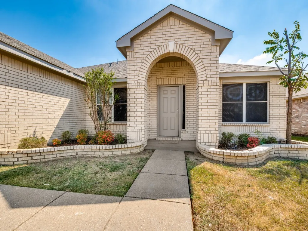 Single Family Residence For Sale in Tarrant County , 2459 Frontier Drive, Grand Prairie, Texas 75052, 4 Bedroom, 2 Bathroom, 2 Garage spaces, 2,194 Sqft, built in 2002, mls#21396624, Real Estate Agent in Grand Prairie, Homes For Sale in Tarrant county, Homes For Sale in Grand Prairie, Realtor in Grand Prairie Texas, Real Estate Brokerage Independent Realty Texas, Luminita Cordes Realtor