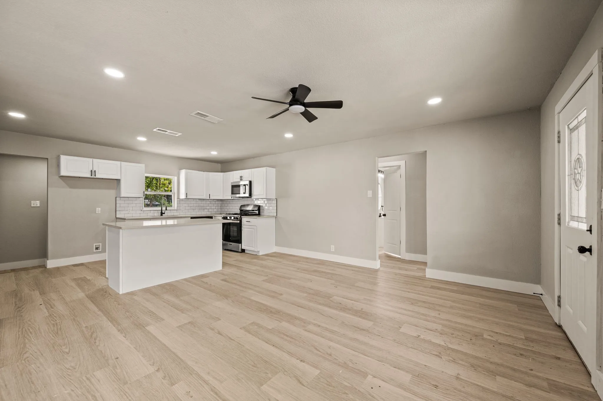 Single Family Residence For Sale in Tarrant County , 3855 Dowdell Street, Fort Worth, Texas 76119, 3 Bedroom, 2 Bathroom, Garage spaces, 1,425 Sqft, built in 1952, mls#21396805, Real Estate Agent in Fort Worth, Homes For Sale in Tarrant county, Homes For Sale in Fort Worth, Realtor in Fort Worth Texas, Real Estate Brokerage Independent Realty Texas, Luminita Cordes Realtor