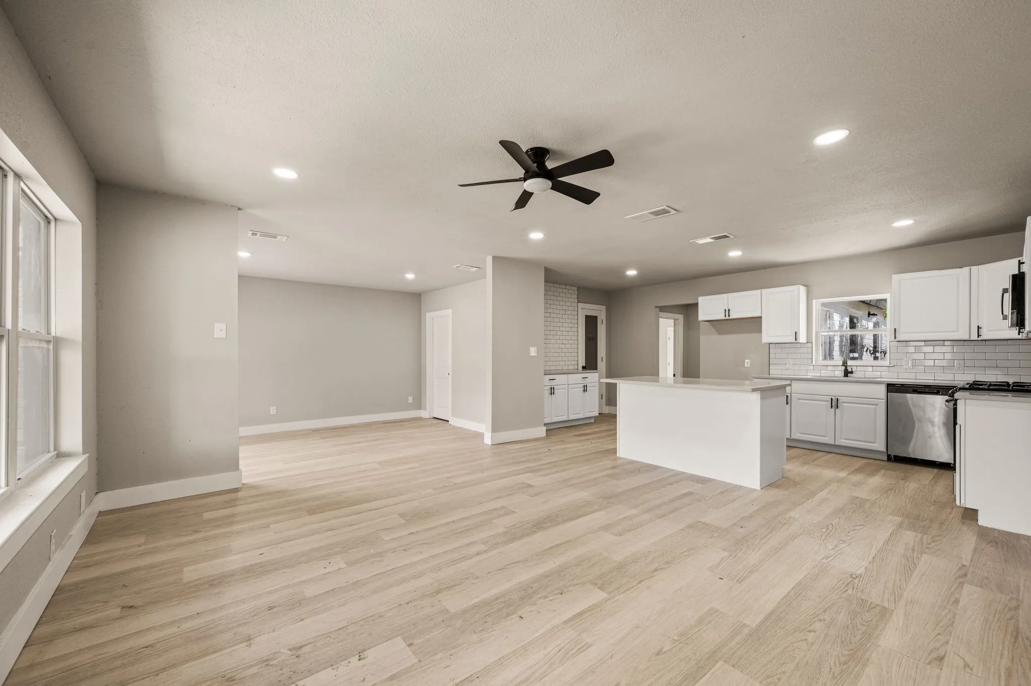 Single Family Residence For Sale in Tarrant County , 3855 Dowdell Street, Fort Worth, Texas 76119, 3 Bedroom, 2 Bathroom, Garage spaces, 1,425 Sqft, built in 1952, mls#21396805, Real Estate Agent in Fort Worth, Homes For Sale in Tarrant county, Homes For Sale in Fort Worth, Realtor in Fort Worth Texas, Real Estate Brokerage Independent Realty Texas, Luminita Cordes Realtor