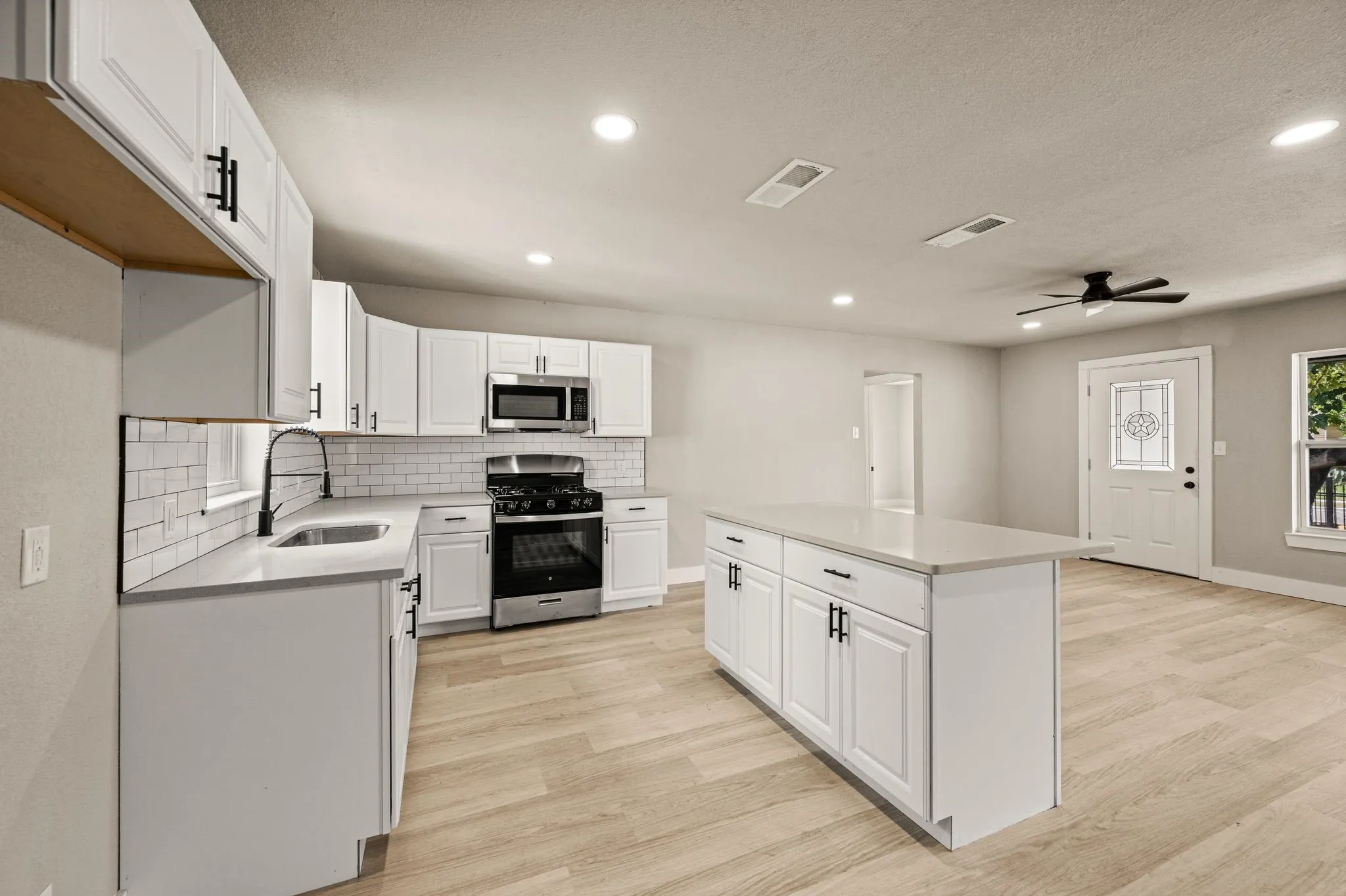 Single Family Residence For Sale in Tarrant County , 3855 Dowdell Street, Fort Worth, Texas 76119, 3 Bedroom, 2 Bathroom, Garage spaces, 1,425 Sqft, built in 1952, mls#21396805, Real Estate Agent in Fort Worth, Homes For Sale in Tarrant county, Homes For Sale in Fort Worth, Realtor in Fort Worth Texas, Real Estate Brokerage Independent Realty Texas, Luminita Cordes Realtor