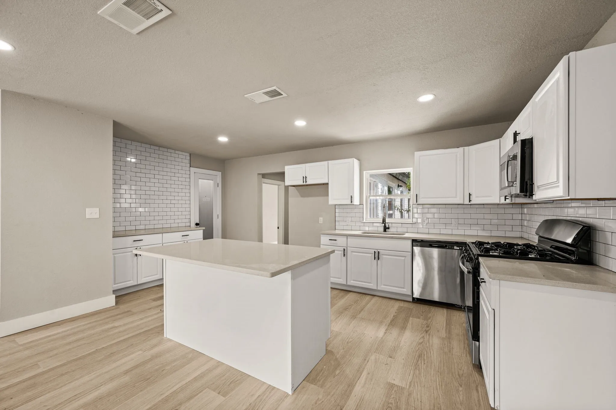 Single Family Residence For Sale in Tarrant County , 3855 Dowdell Street, Fort Worth, Texas 76119, 3 Bedroom, 2 Bathroom, Garage spaces, 1,425 Sqft, built in 1952, mls#21396805, Real Estate Agent in Fort Worth, Homes For Sale in Tarrant county, Homes For Sale in Fort Worth, Realtor in Fort Worth Texas, Real Estate Brokerage Independent Realty Texas, Luminita Cordes Realtor