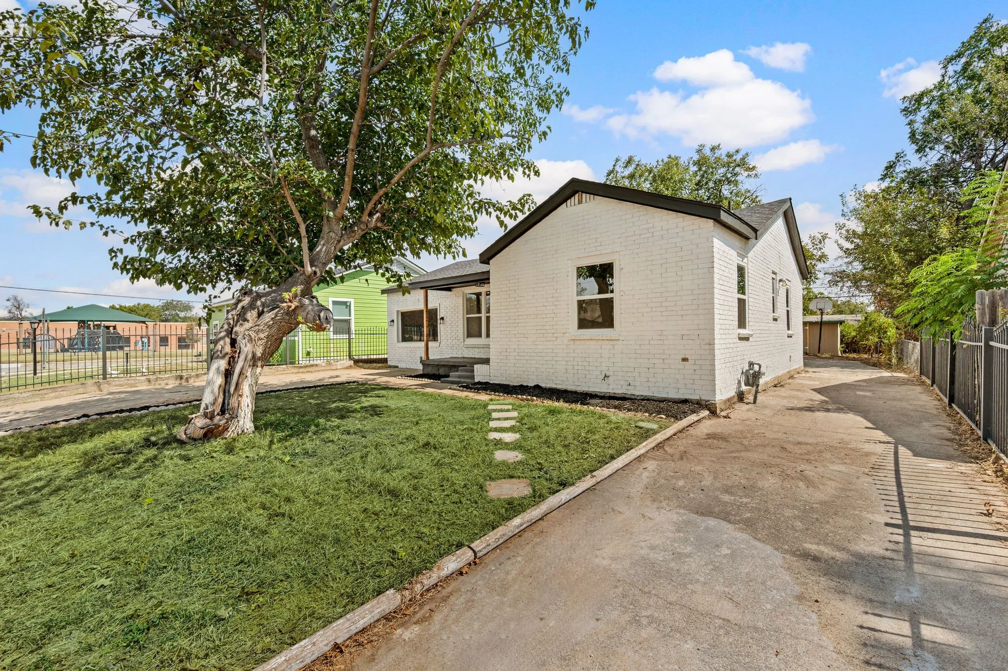 Single Family Residence For Sale in Tarrant County , 3855 Dowdell Street, Fort Worth, Texas 76119, 3 Bedroom, 2 Bathroom, Garage spaces, 1,425 Sqft, built in 1952, mls#21396805, Real Estate Agent in Fort Worth, Homes For Sale in Tarrant county, Homes For Sale in Fort Worth, Realtor in Fort Worth Texas, Real Estate Brokerage Independent Realty Texas, Luminita Cordes Realtor