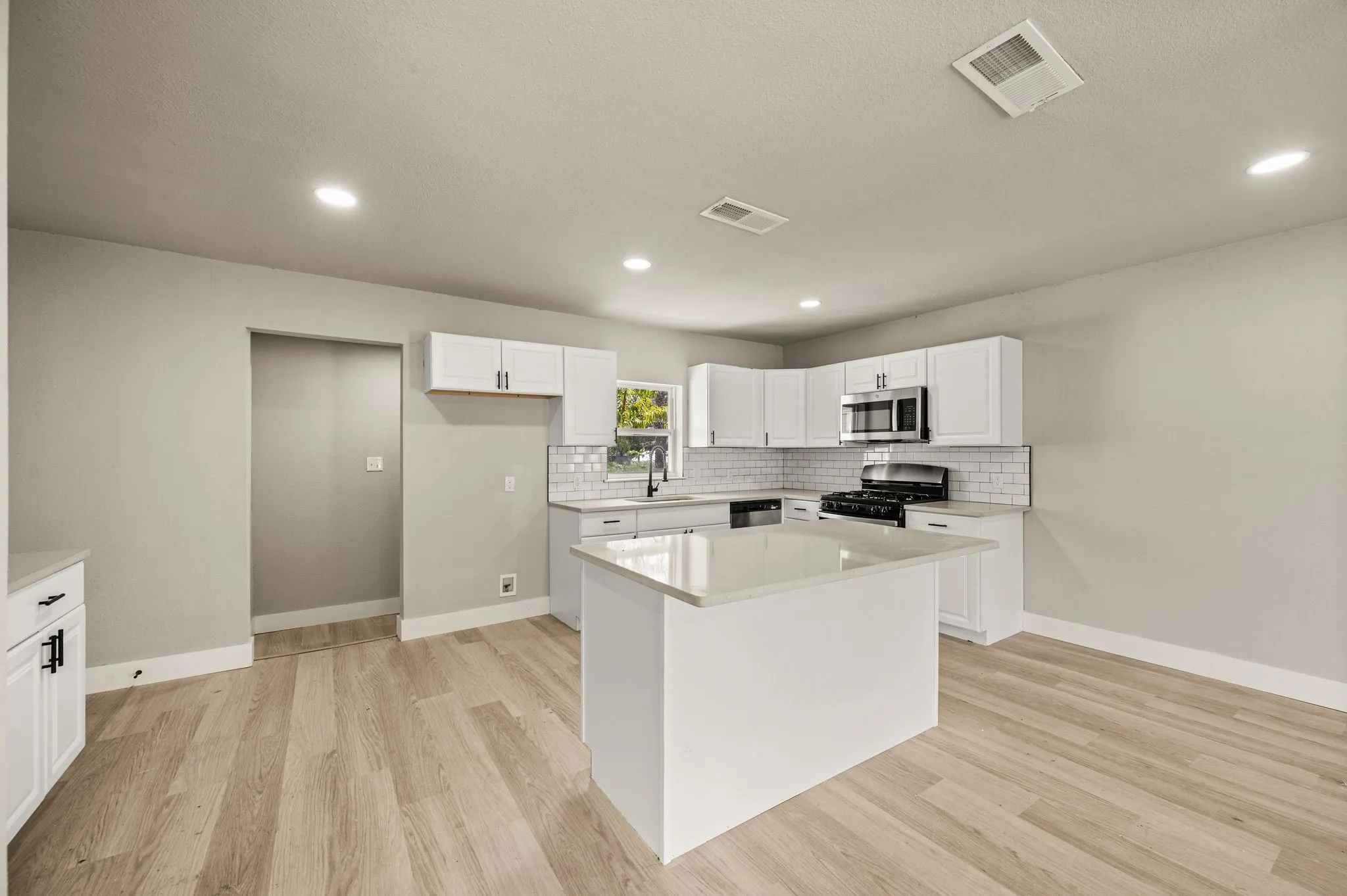 Single Family Residence For Sale in Tarrant County , 3855 Dowdell Street, Fort Worth, Texas 76119, 3 Bedroom, 2 Bathroom, Garage spaces, 1,425 Sqft, built in 1952, mls#21396805, Real Estate Agent in Fort Worth, Homes For Sale in Tarrant county, Homes For Sale in Fort Worth, Realtor in Fort Worth Texas, Real Estate Brokerage Independent Realty Texas, Luminita Cordes Realtor