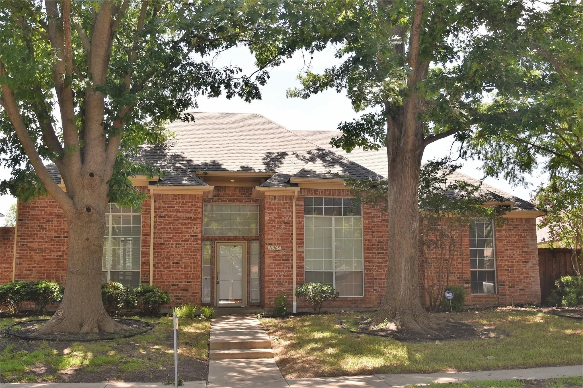Single Family Residence For Sale in Collin County , 11005 Hermitage Lane, Frisco, Texas 75035, 4 Bedroom, 2 Bathroom, 2 Garage spaces, 2,307 Sqft, built in 1988, mls#21388907, Real Estate Agent in Frisco, Homes For Sale in Collin county, Homes For Sale in Frisco, Realtor in Frisco Texas, Real Estate Brokerage Independent Realty Texas, Luminita Cordes Realtor