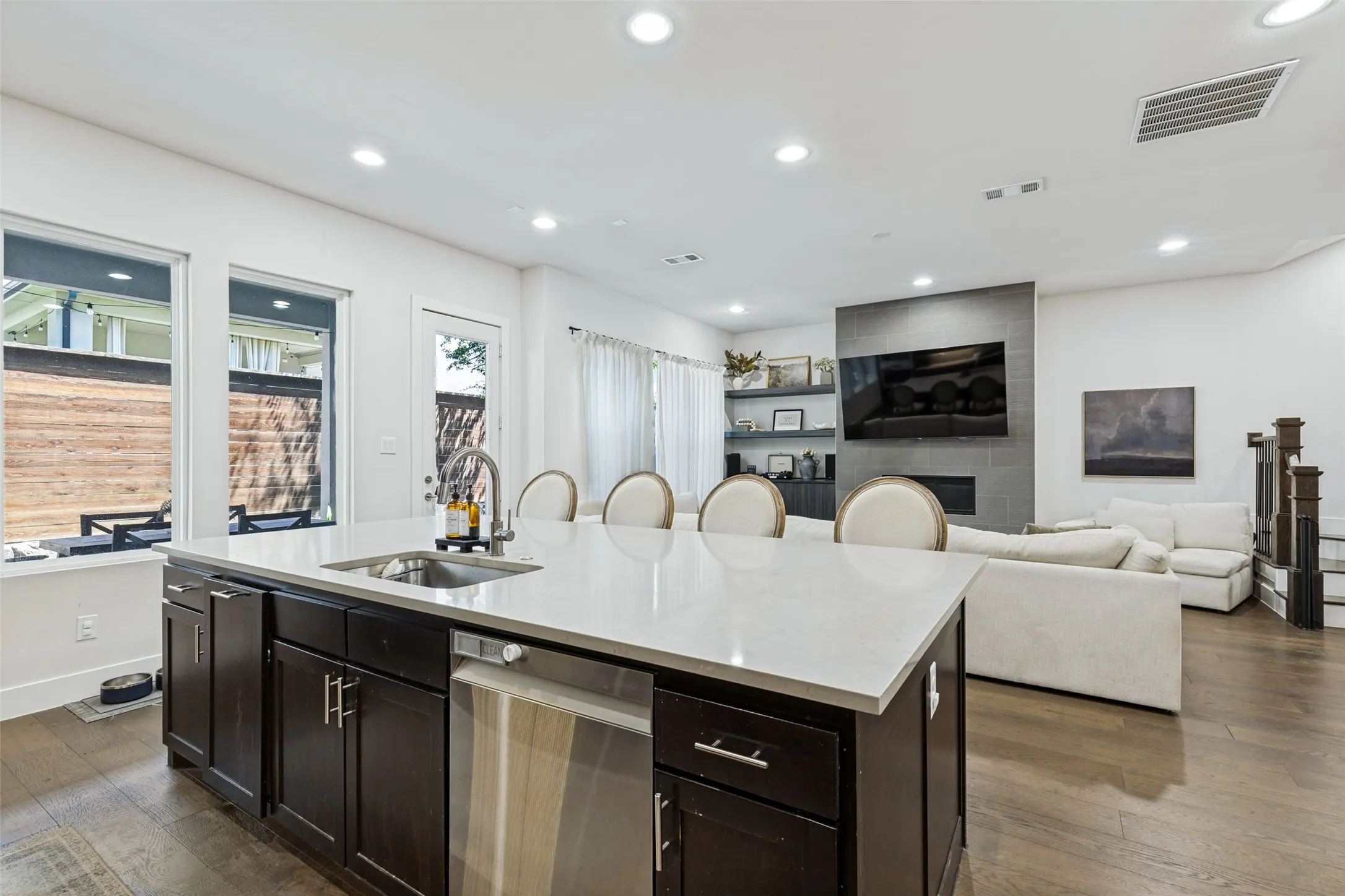 Single Family Residence For Rent in Dallas County , 4146 Maison Ridge, Dallas, Texas 75219, 3 Bedroom, 4 Bathroom, 2 Garage spaces, 2,722 Sqft, built in 2020, mls#21396813, Real Estate Agent in Dallas, Homes For Rent in Dallas county, Homes For Rent in Dallas, Realtor in Dallas Texas, Real Estate Brokerage Independent Realty Texas, Luminita Cordes Realtor